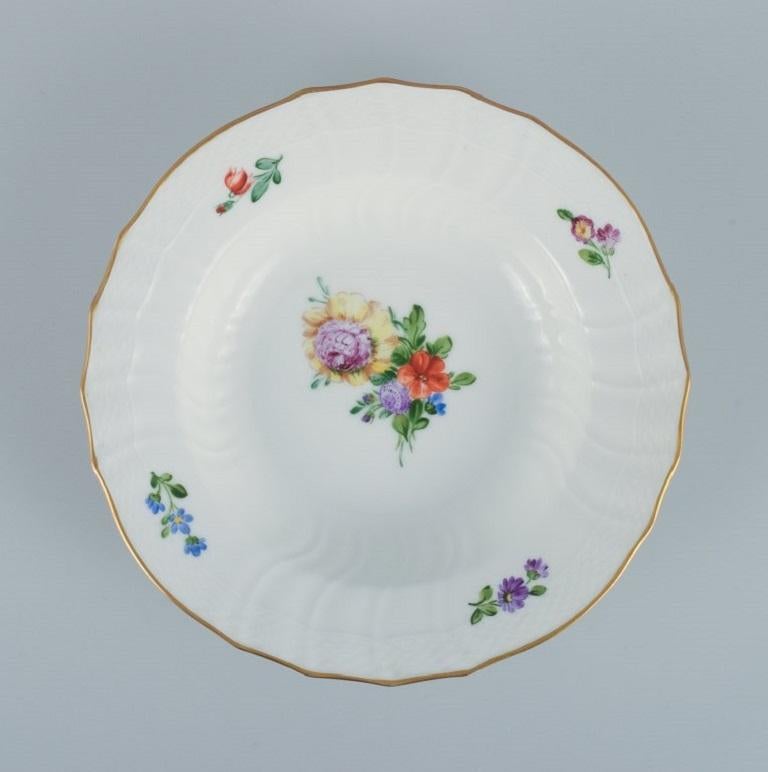 Début du 20ème siècle Quatre assiettes profondes Royal Copenhagen Light Saxon Flower en porcelaine peinte à la main en vente