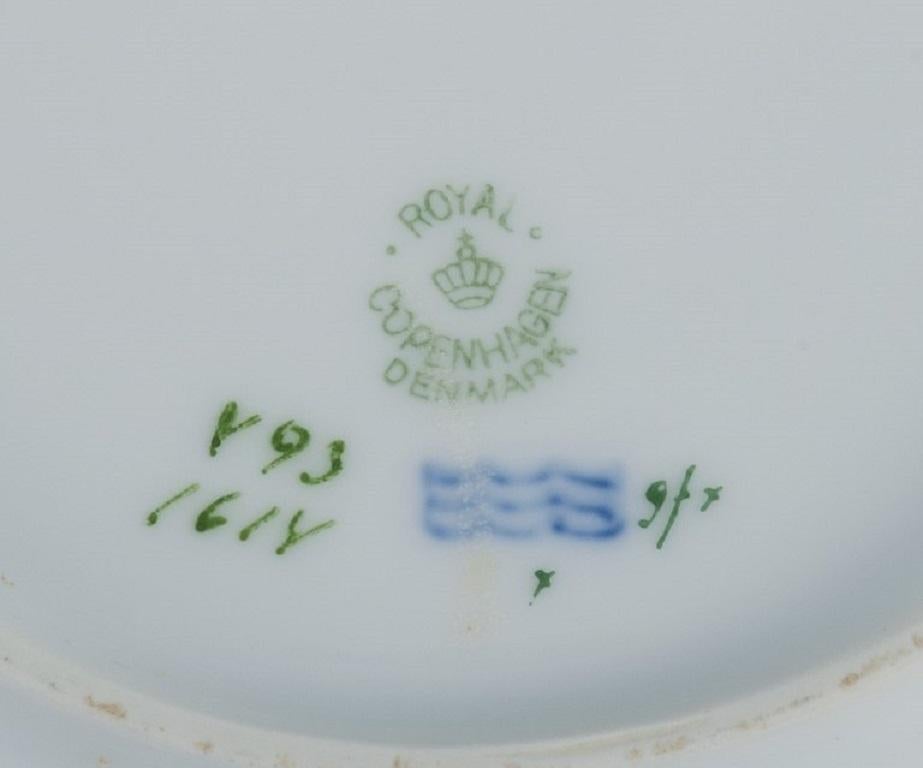 Quatre assiettes profondes Royal Copenhagen Light Saxon Flower en porcelaine peinte à la main en vente 1