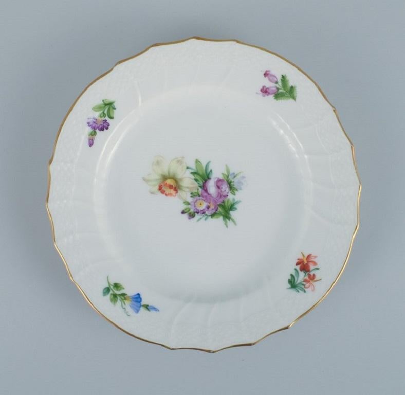 Royal Copenhagen, Light Saxon Flower, four lunch plates.
Decoration number 493/1623.
Approx. 1920s.
Second factory quality.
Measurements: 22.5 cm.
Perfect condition.