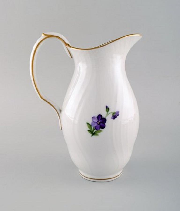 Royal Copenhagen light Saxon flower jug in hand painted porcelain. Model number 1609, early 20th century.
Measures: 19 x 15 cm.
In very good condition.
Stamped.
1st factory quality.