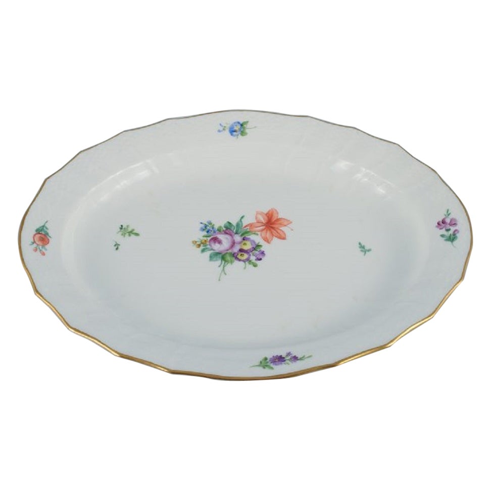 Plat de service ovale Royal Copenhagen Light Saxon Flower en porcelaine.
