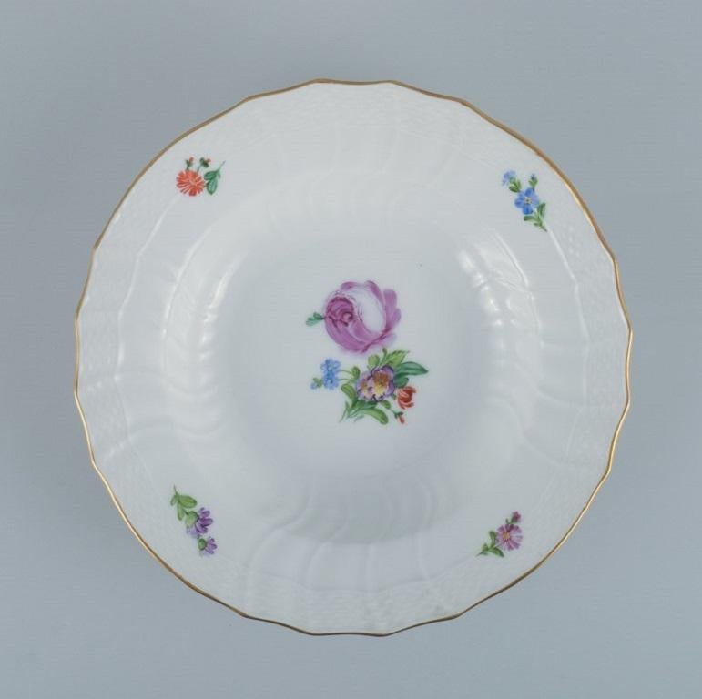 Danese Royal Copenhagen Light Saxon Flower Tre piatti profondi in porcellana dipinta a mano in vendita
