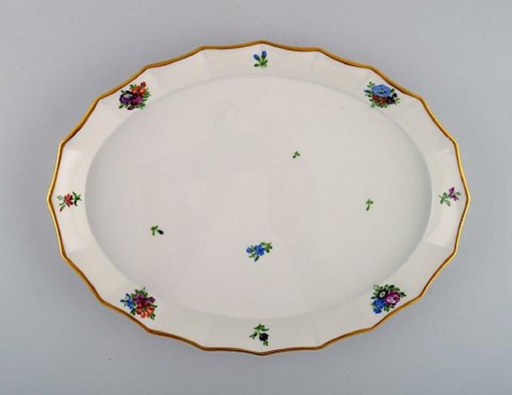 Royal Copenhagen Light Saxon Flower. Two coffee cups with saucers and a serving tray in hand-painted porcelain. 
Early 20th century.
The cup measures: 9.5 x 6 cm.
Saucer diameter: 15 cm.
The tray measures: 29 x 21 cm.
In excellent