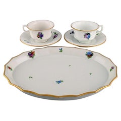 Royal Copenhagen Light Saxon-Blume, zwei Kaffeetassen mit Untertassen und Tablett