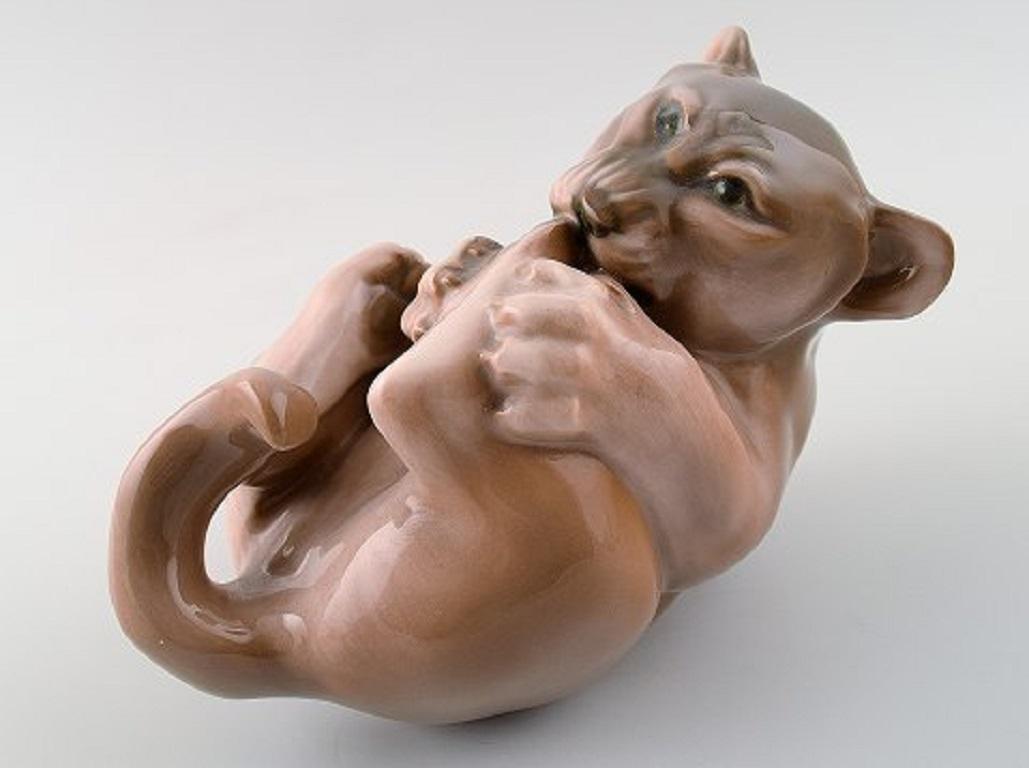 Royal Copenhagen. Lion cub in porcelain
Number 2596.
Measures 10 x 15 cm. 
In perfect condition. 1st. factory quality.
