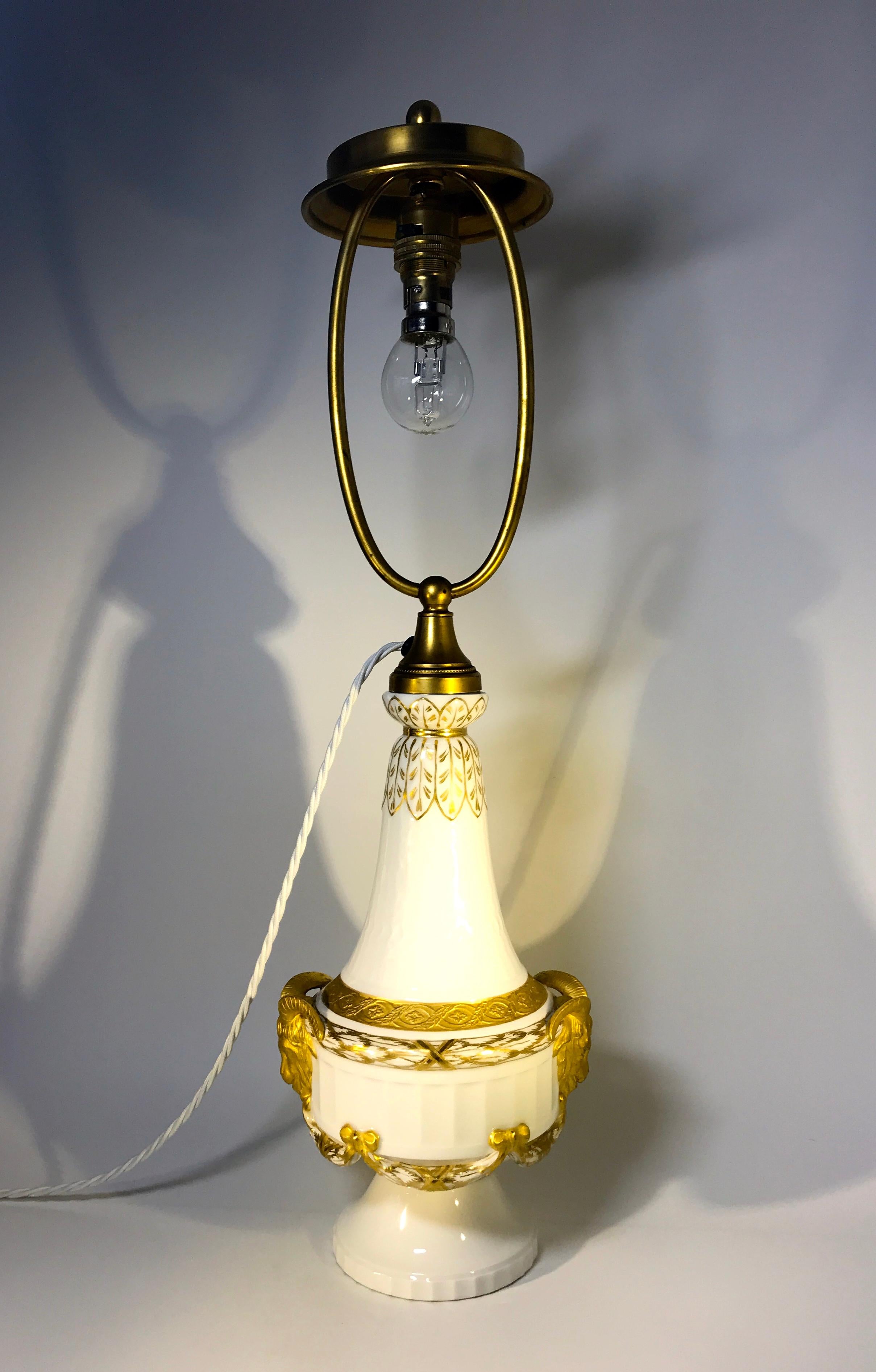 Fabuleuse lampe de table en porcelaine blanche de style Royal Copenhagen XVI, datée entre 1889-1922, en superbe état.
Somptueusement décorée de guirlandes, de têtes de béliers et d'arcs dorés.
Daté de 1889-1922
Signé et numéroté 11537
Mesures :