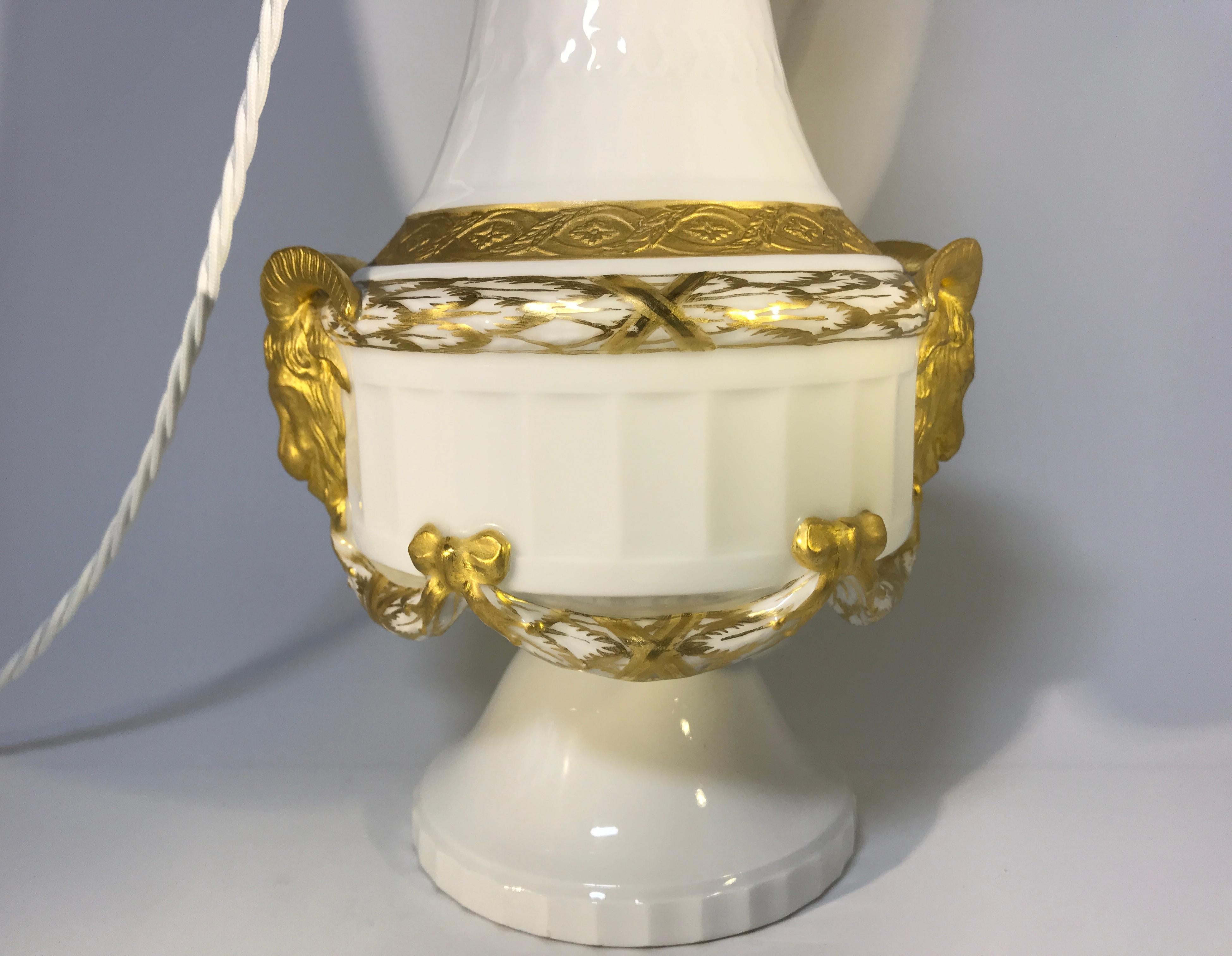 Doré Lampe Royal Copenhagen Louis XVI en porcelaine blanche et béliers dorés des années 1900 n° 11537 en vente
