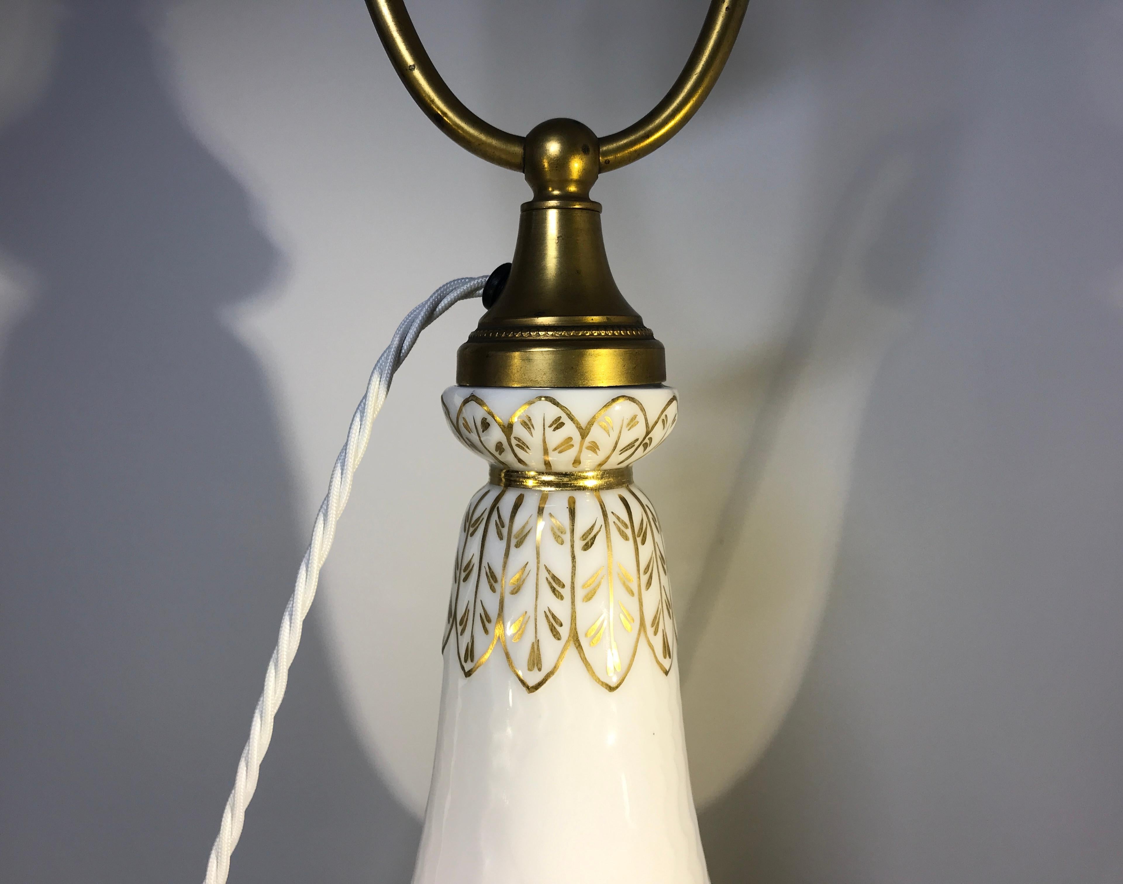 Lampe Royal Copenhagen Louis XVI en porcelaine blanche et béliers dorés des années 1900 n° 11537 Excellent état - En vente à Rothley, Leicestershire
