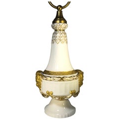 Lampe Royal Copenhagen Louis XVI en porcelaine blanche et béliers dorés des années 1900 n° 11537