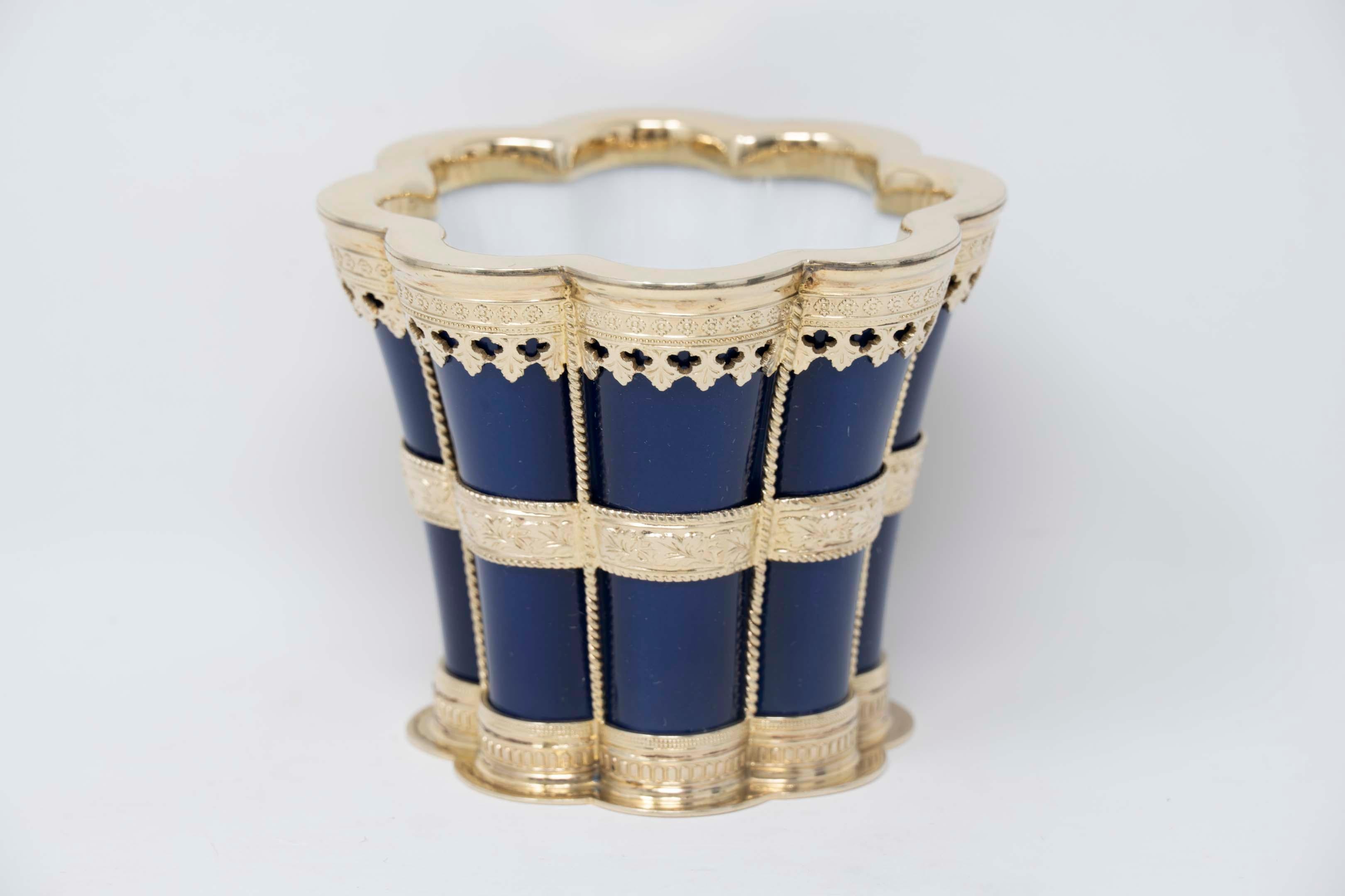 Coupe Margrethe Royal Copenhagen en porcelaine bleue et monture dorée en argent sterling, réalisée par l'orfèvre Anton Michelsen à Copenhague de 1893 à 2001.  Timbre Royal Copenhagen #3264 et marque d'orfèvre, vers 1950-60. La tasse mesure 7cm x 8,5