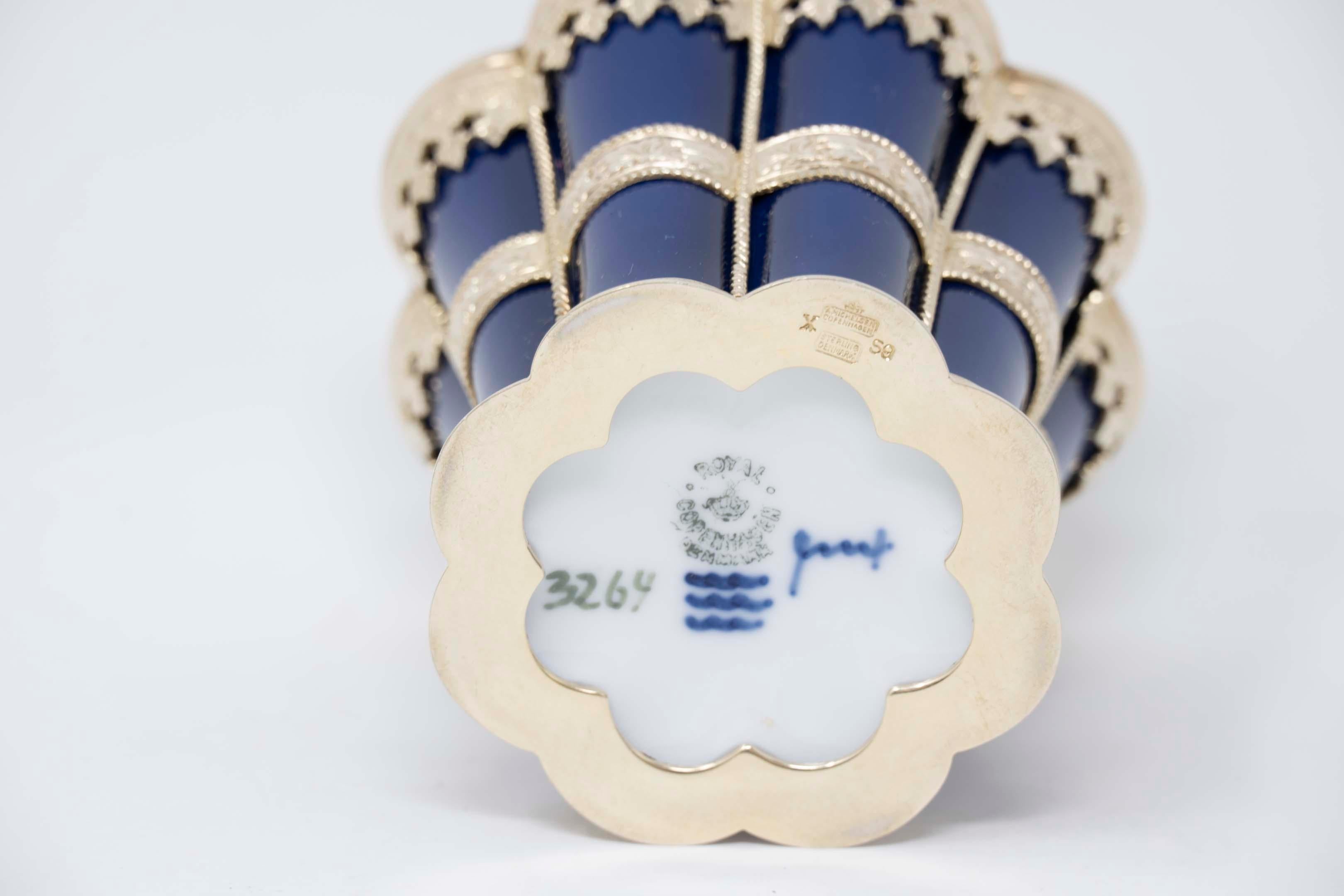 Tasse Margrethe en porcelaine bleue et monture en argent 925 de Royal Copenhagen Bon état - En vente à Montreal, QC