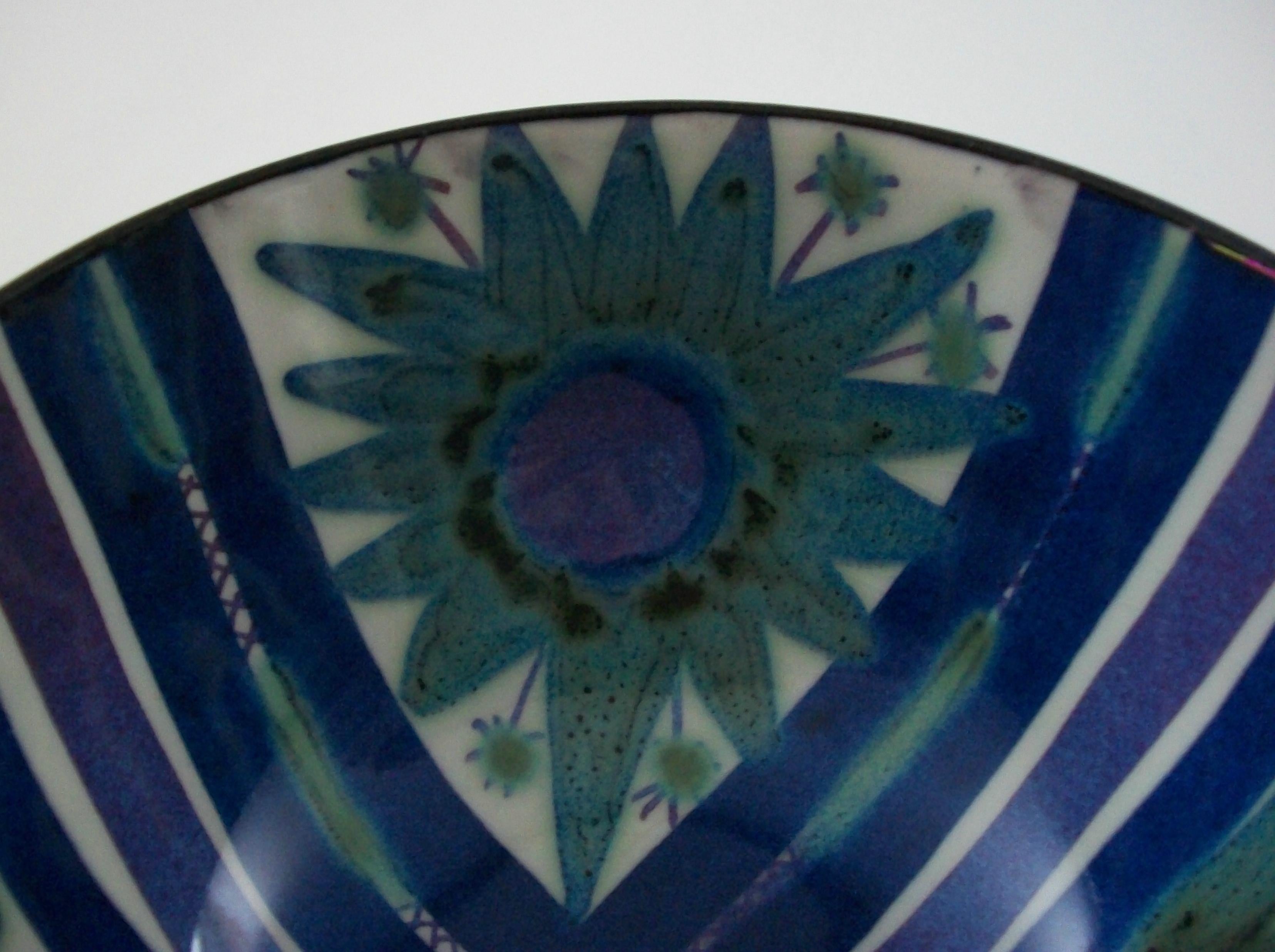 ROYAL COPENHAGEN - Marianne Johnson - Hand Painted Fajance Bowl - Circa 1960's In Good Condition For Sale In Chatham, ON