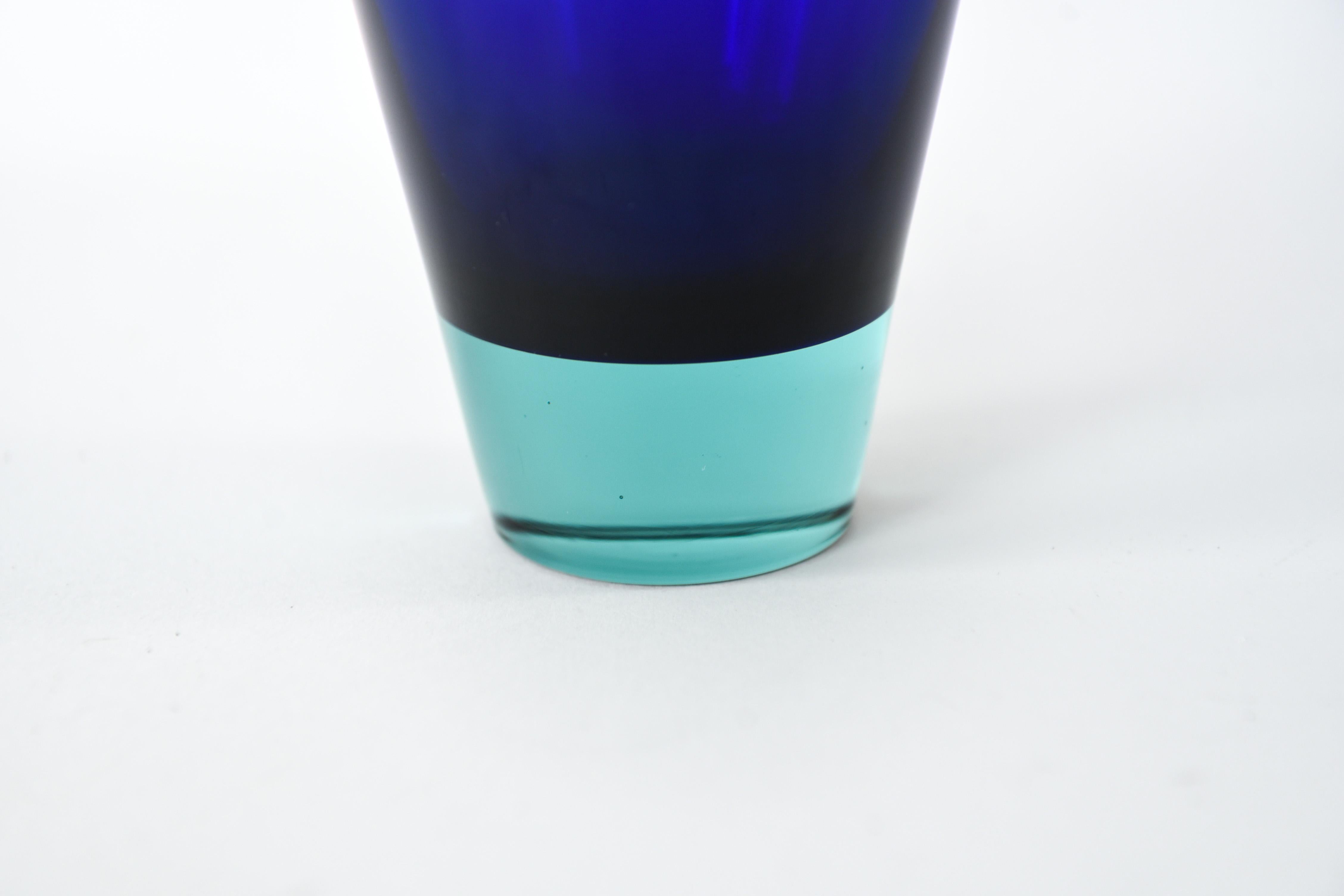This pretty little glass vase is a wonderful accent piece which can add a pop of color to an interior. With sticker.