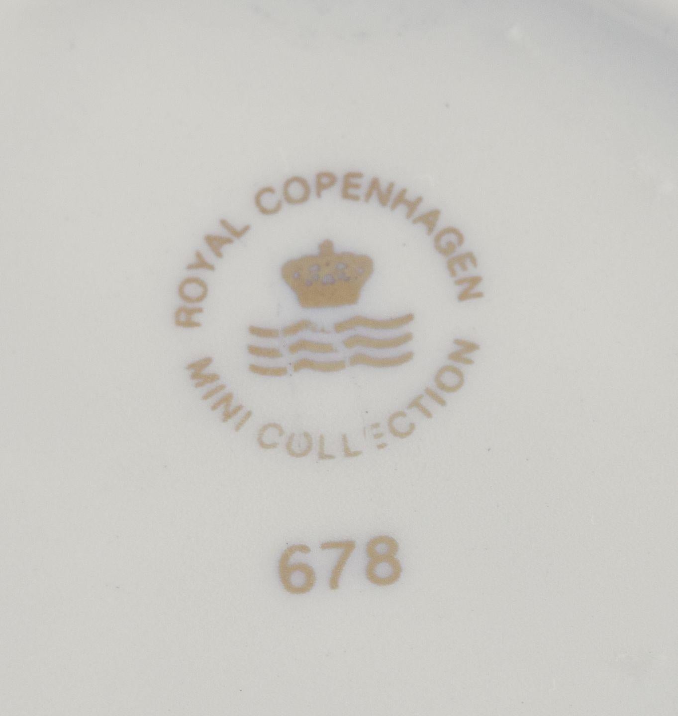Minicolección Royal Copenhagen, dos figuritas de porcelana de gatitos, S. XXI Glaseado en venta