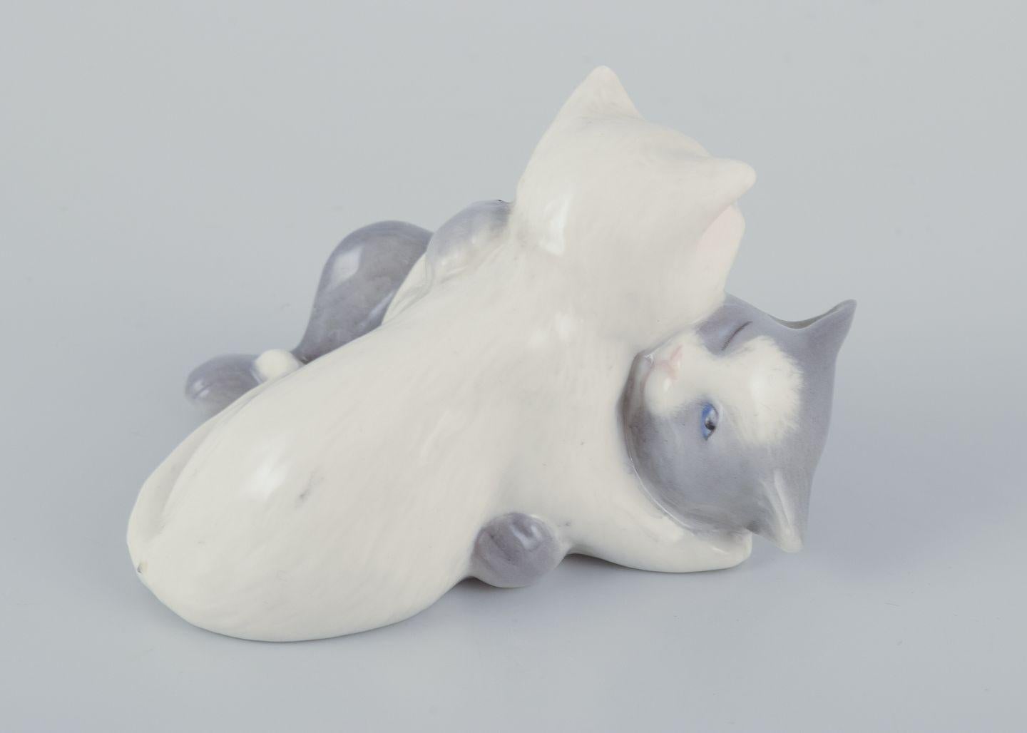 Minicolección Royal Copenhagen, dos figuritas de porcelana de gatitos, S. XXI Siglo XXI y contemporáneo en venta