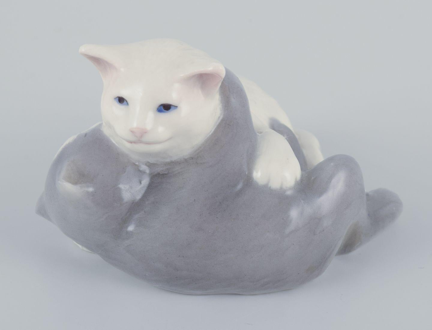 Minicolección Royal Copenhagen, dos figuritas de porcelana de gatitos, S. XXI Porcelana en venta