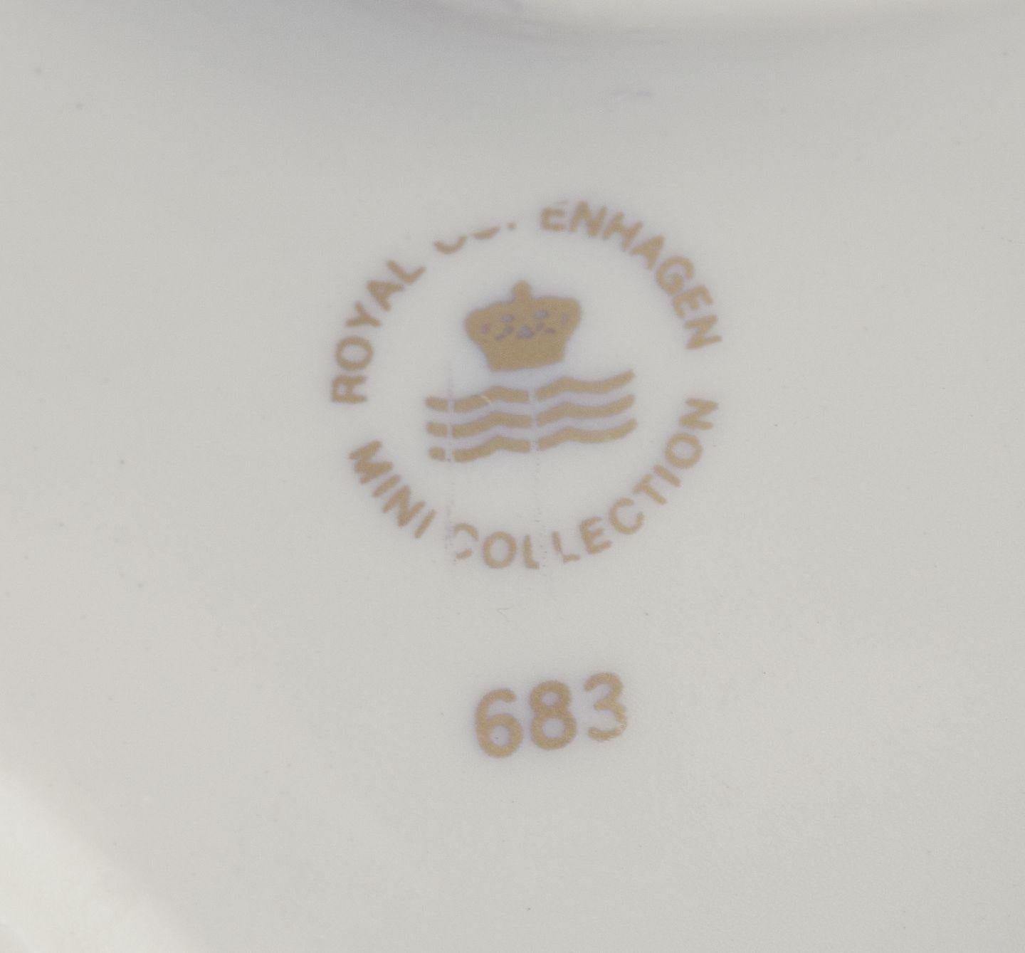 Minicolección Royal Copenhagen, dos figuritas de porcelana de gatitos, S. XXI en venta 1