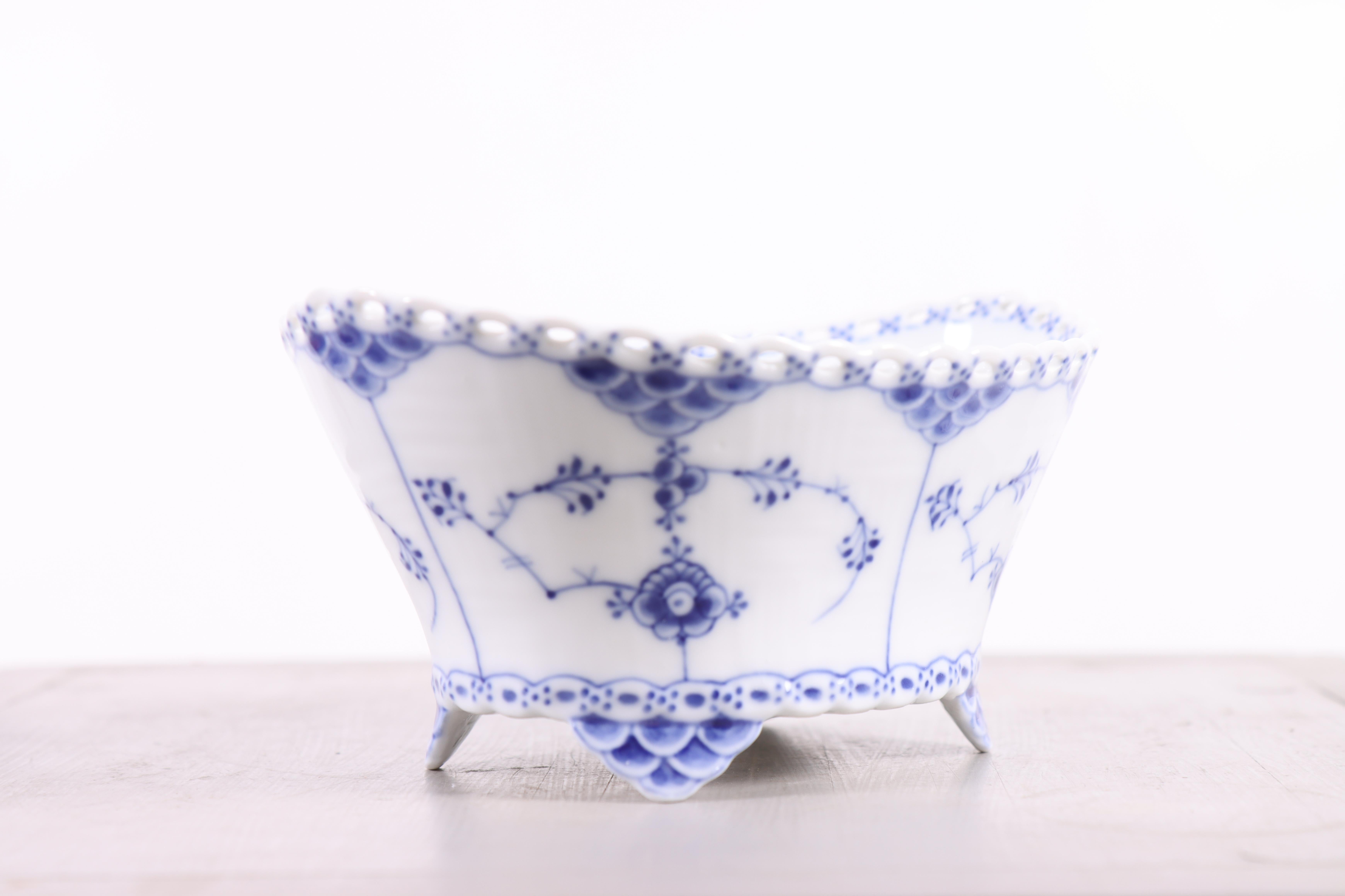 Ce bol est le modèle 1177, qui présente le motif bleu traditionnel peint à la main. Le motif est très caractéristique de la porcelaine peinte en bleu de Royal Copenhagen, connue sous le nom de 