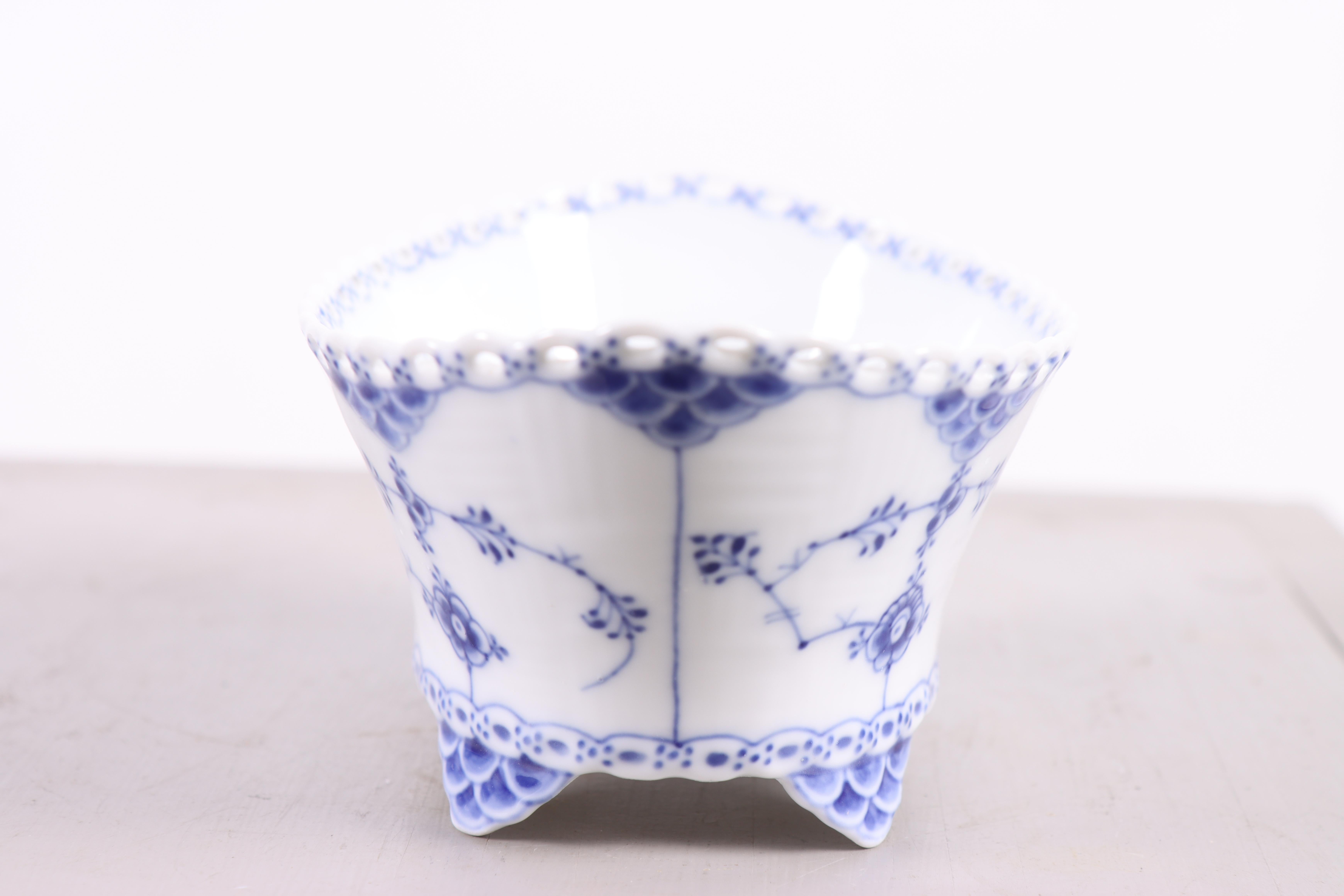 Scandinave moderne Royal Copenhagen Modèle 1177 Classic Blue Fluted Bowl. en vente