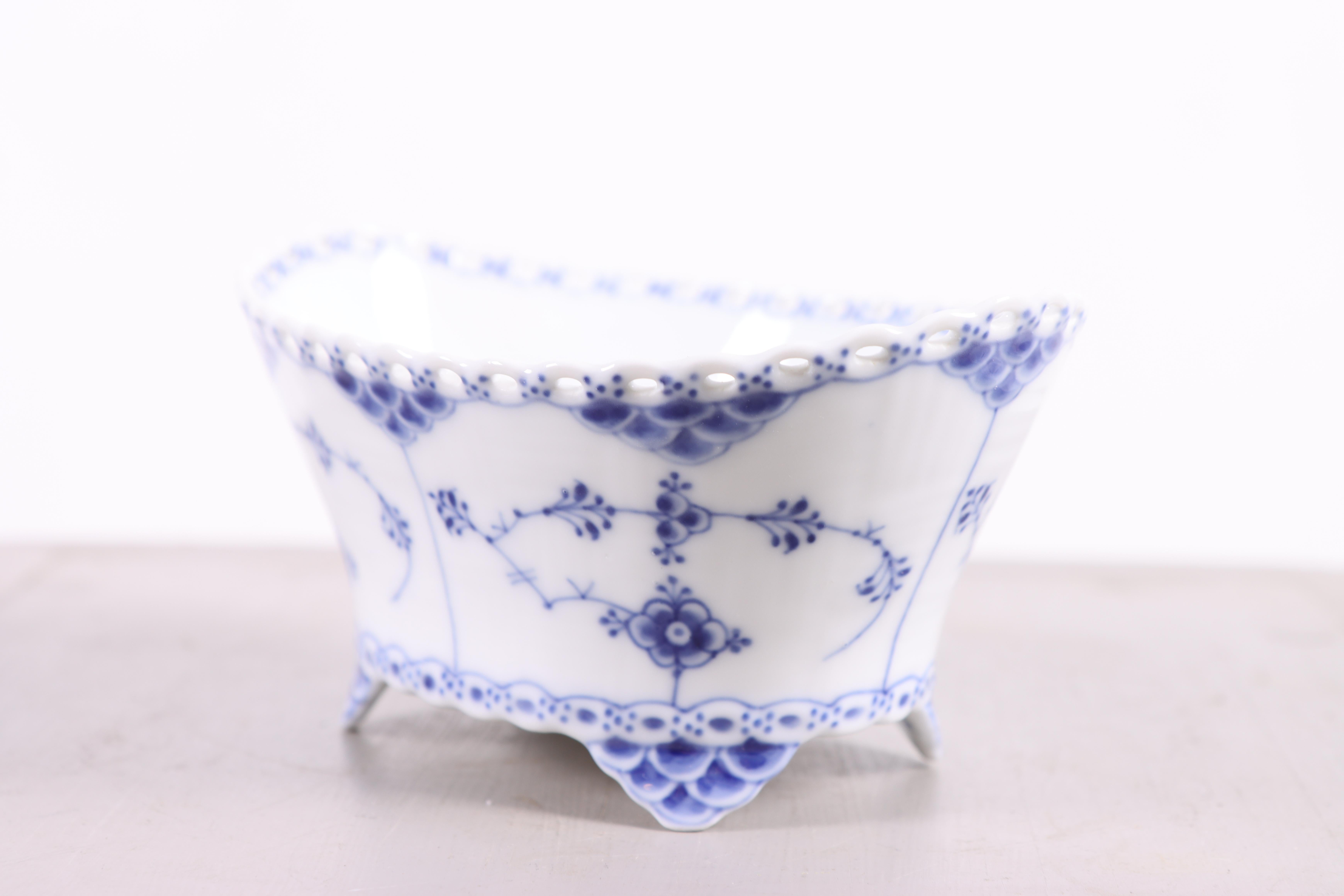 Scandinave Royal Copenhagen Modèle 1177 Classic Blue Fluted Bowl. en vente