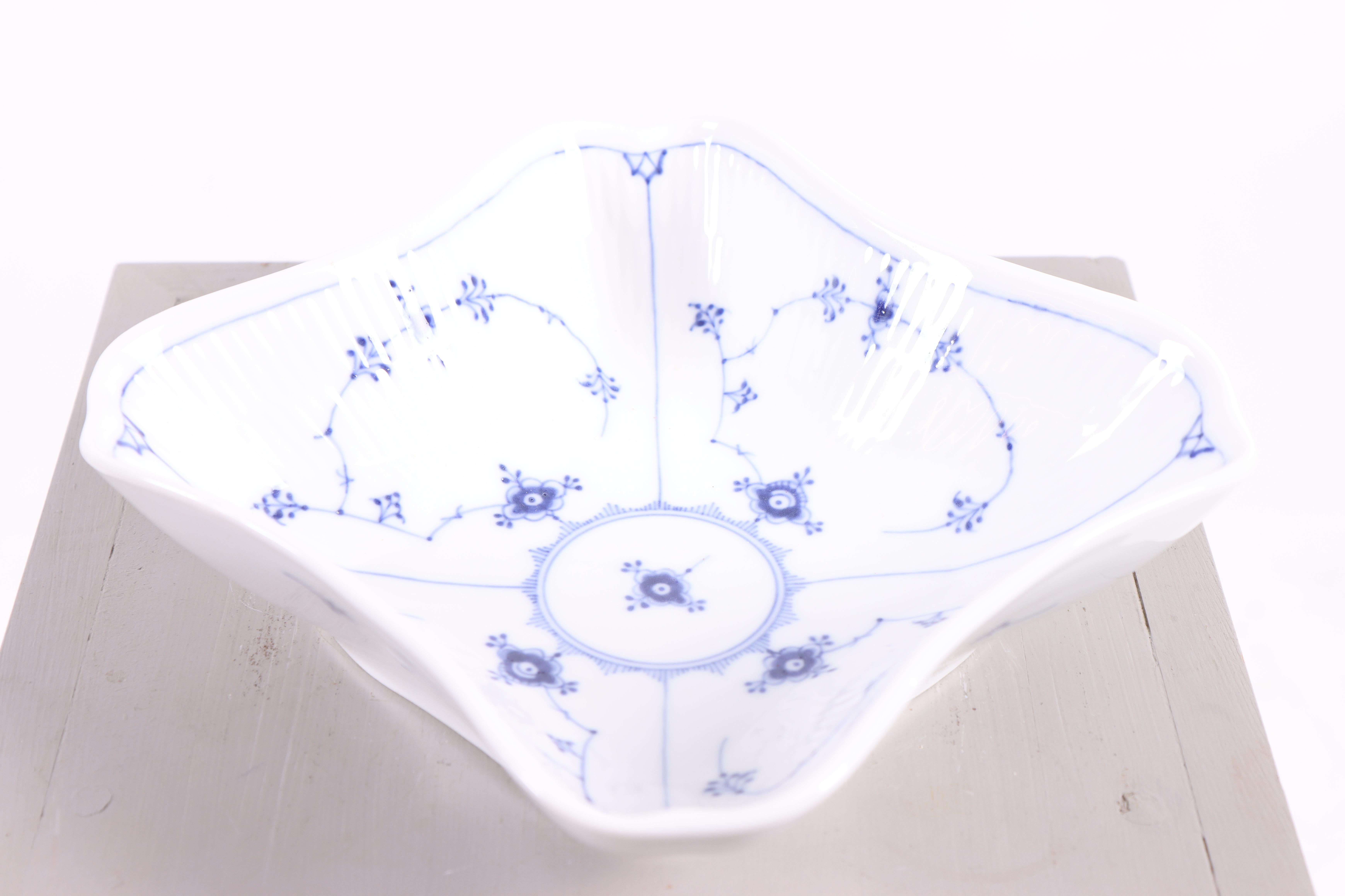 Ce bol est le modèle 26, qui présente le motif bleu traditionnel peint à la main. Le motif est très caractéristique de la porcelaine peinte en bleu de Royal Copenhagen, connue sous le nom de 