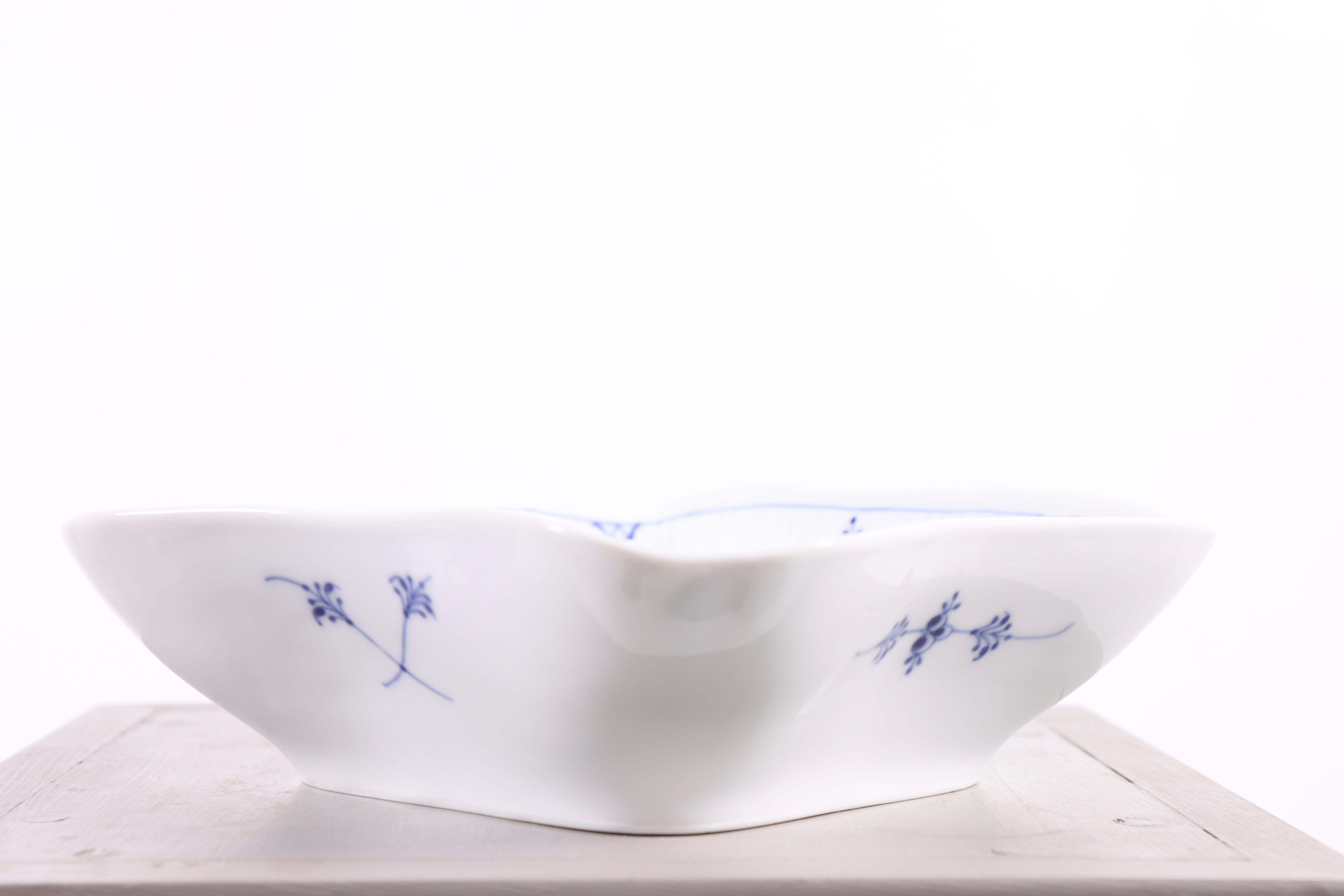 Porcelaine Royal Copenhagen Modèle 26 Classic Blue Fluted Bowl. en vente