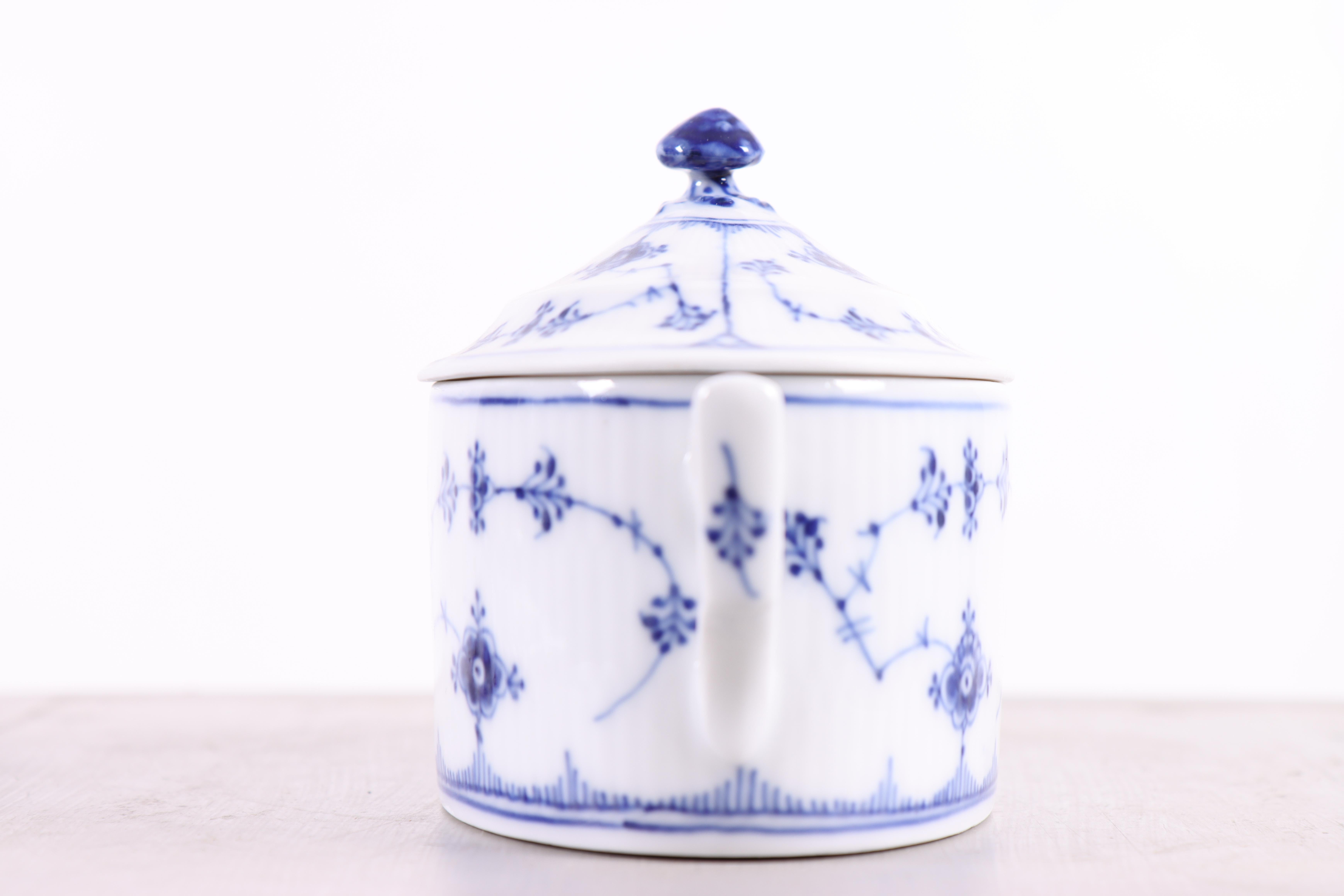 Diese Royal Copenhagen Zuckerdose in der Blue Fluted. Produziert zwischen 1898 und 1923 in Kopenhagen. Hergestellt in Dänemark von Royal Copenhagen.