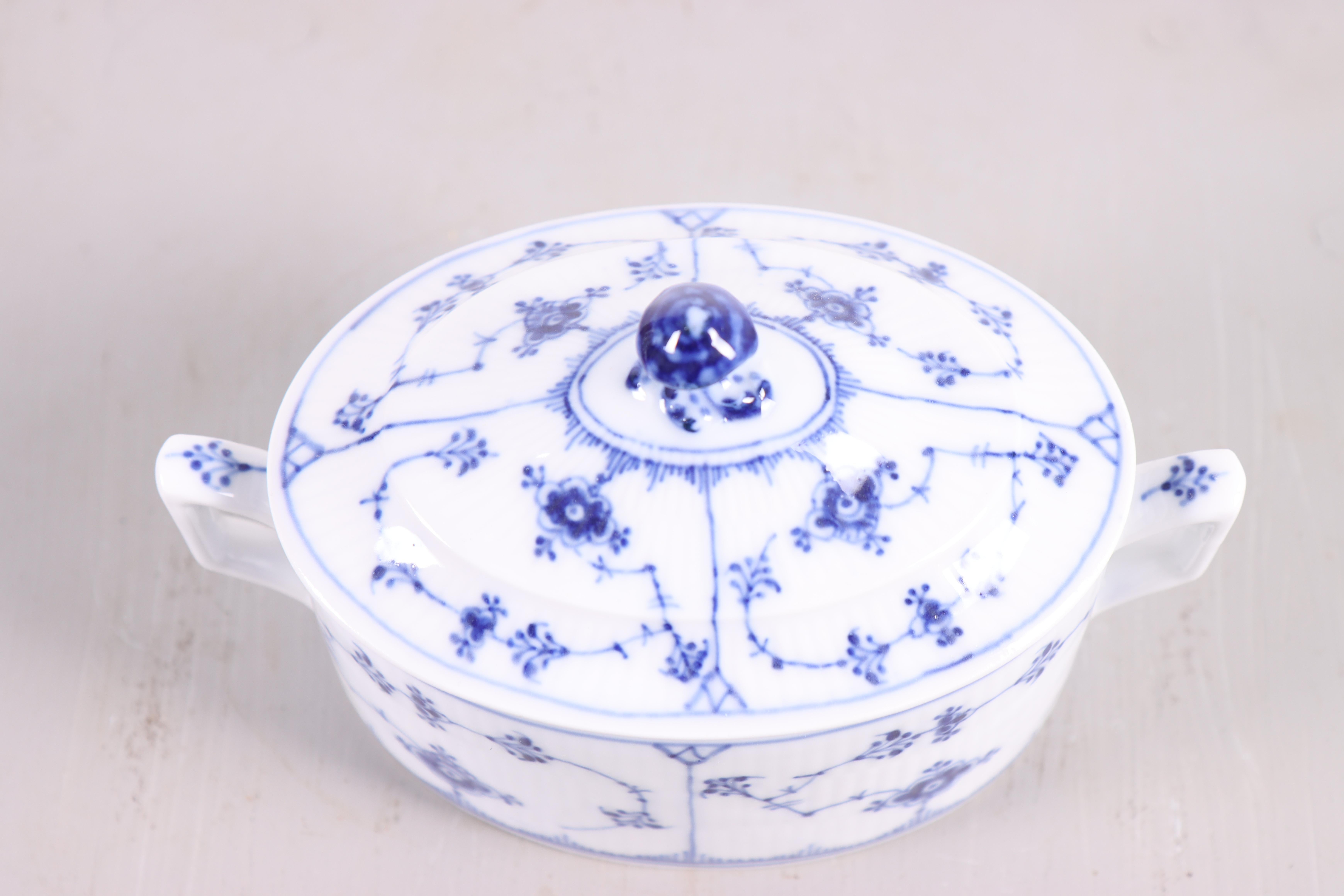 Royal Copenhagen, Modell 434, blaue geriffelte Zuckerschale (1898-1923) (Skandinavisch) im Angebot