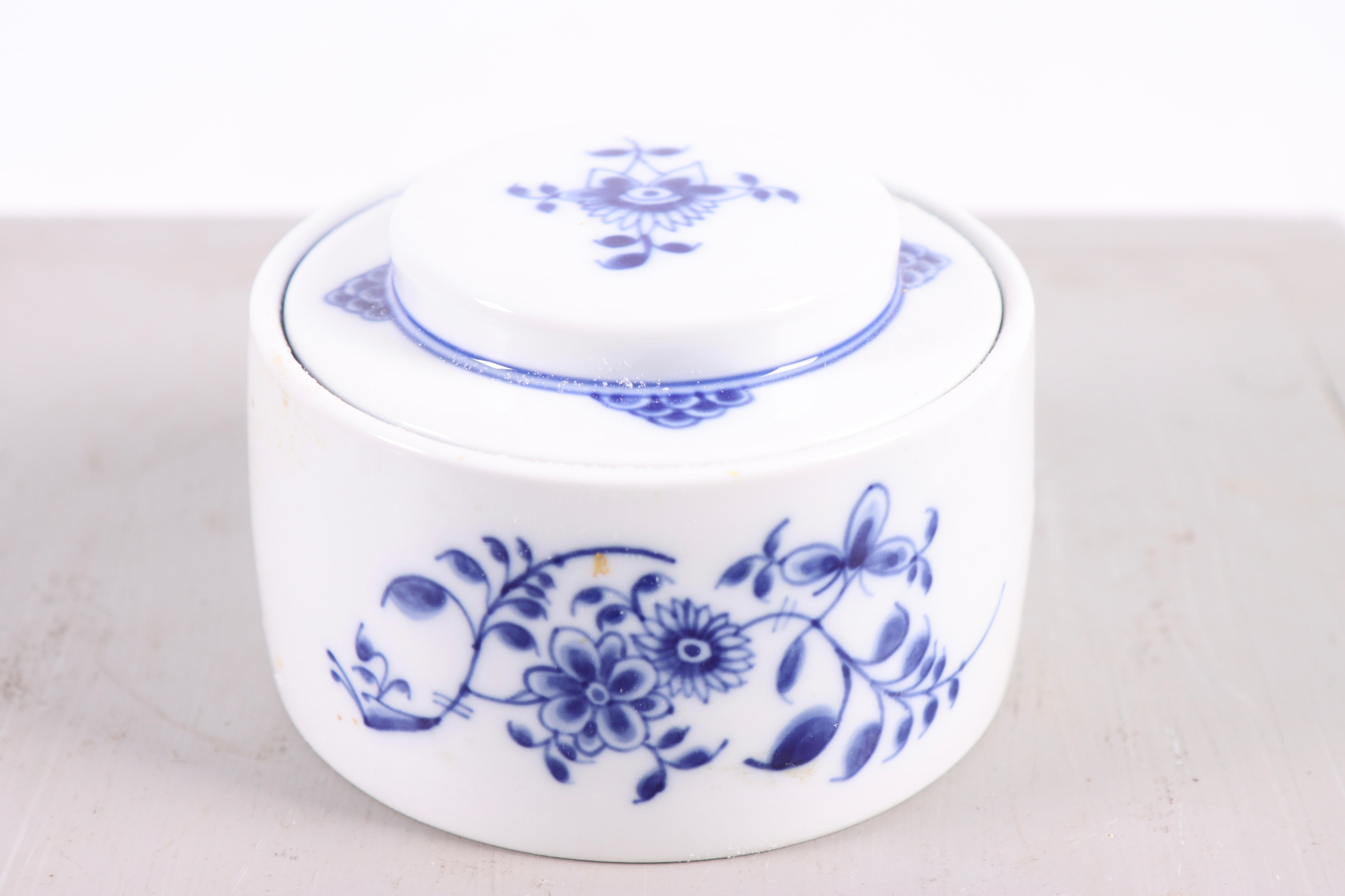 Diese Bonbonniere ist das Modell 5024 mit dem traditionellen, handgemalten blauen Design. Das Muster ist sehr charakteristisch für das blau gefärbte Porzellan von Royal Copenhagen, das als 