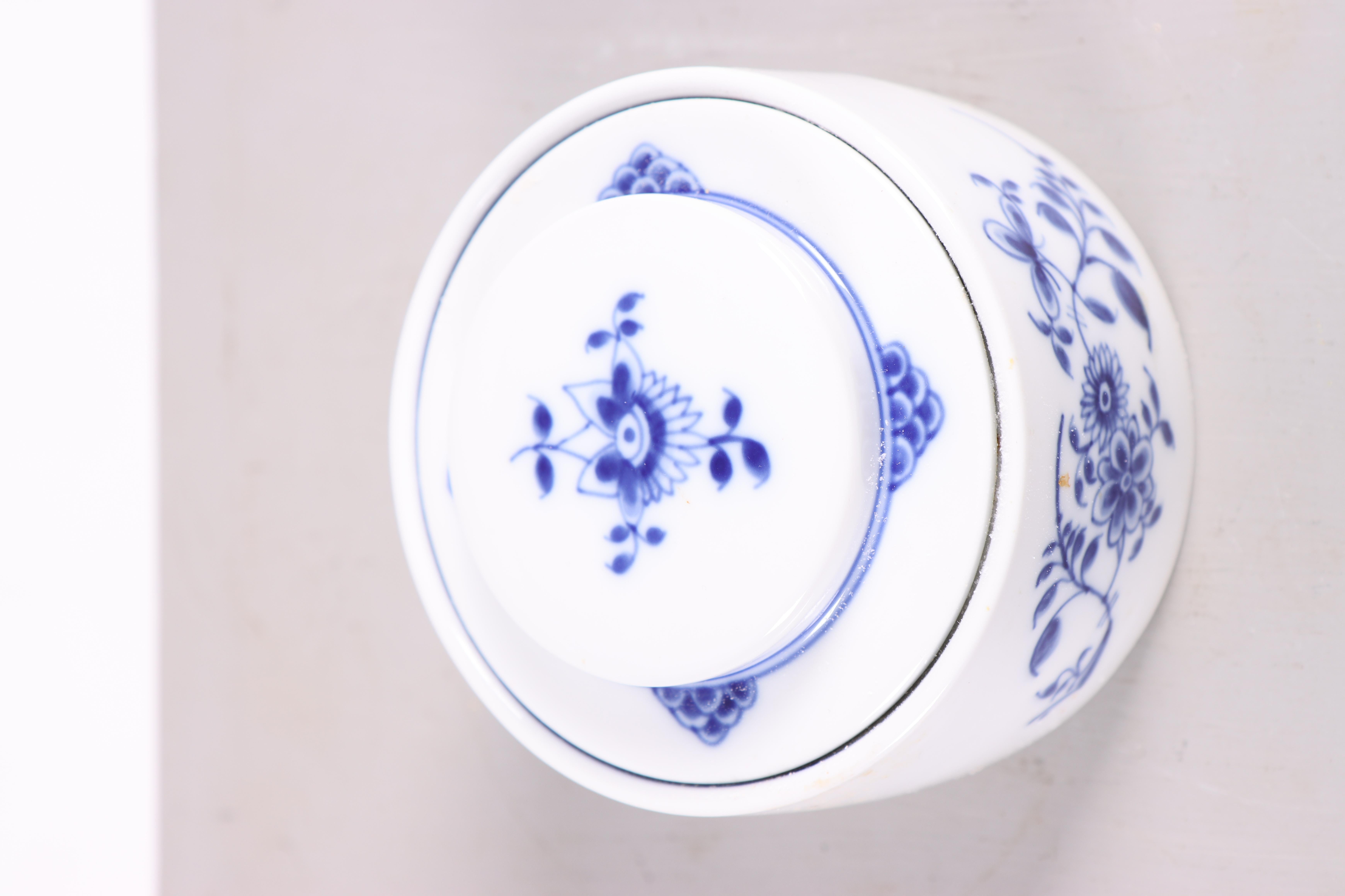 Royal Copenhagen Modell 5024 Classic Blau geriffelt Bonbonniere. (Skandinavische Moderne) im Angebot