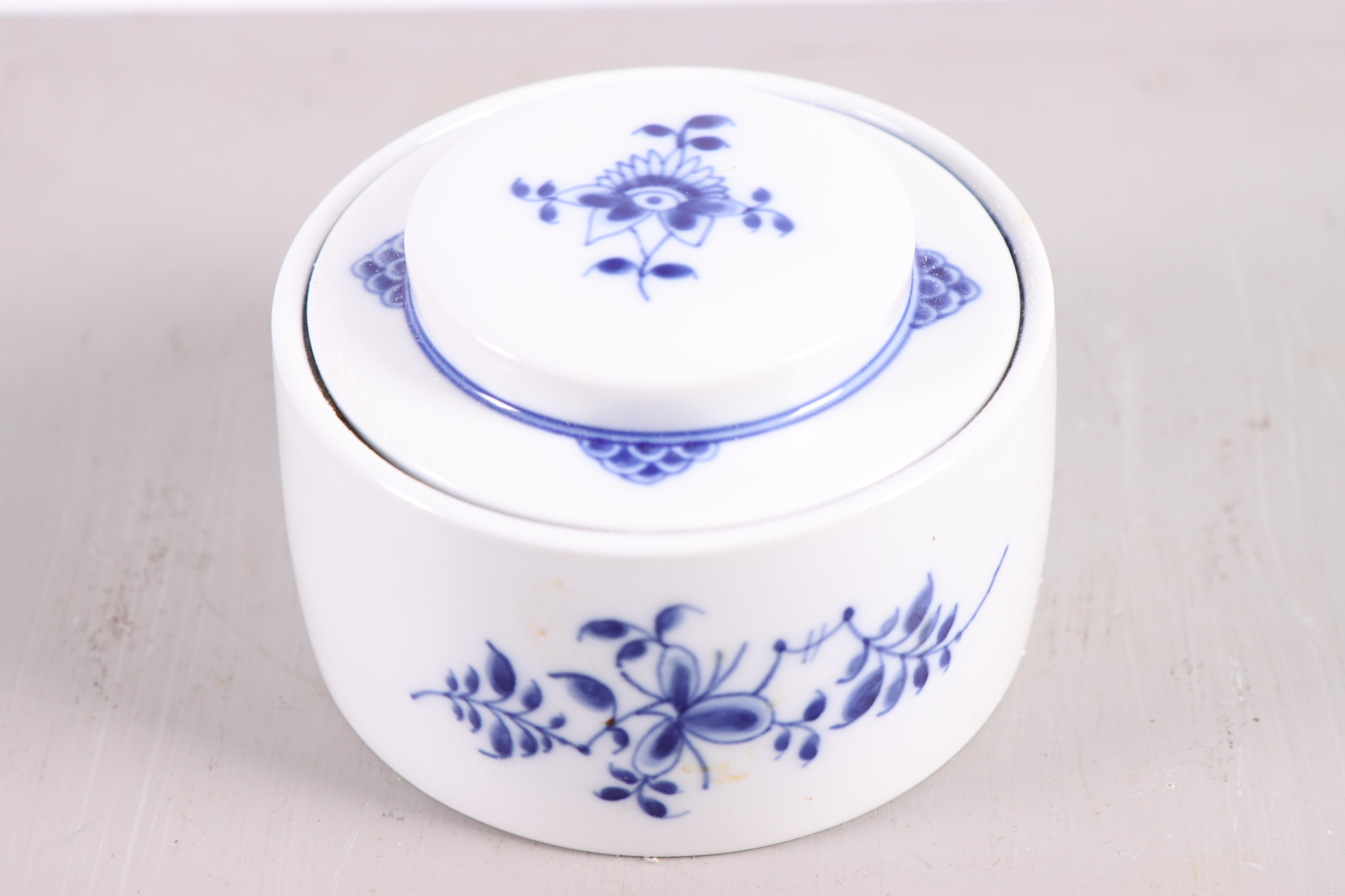 Royal Copenhagen Modell 5024 Classic Blau geriffelt Bonbonniere. (Skandinavisch) im Angebot