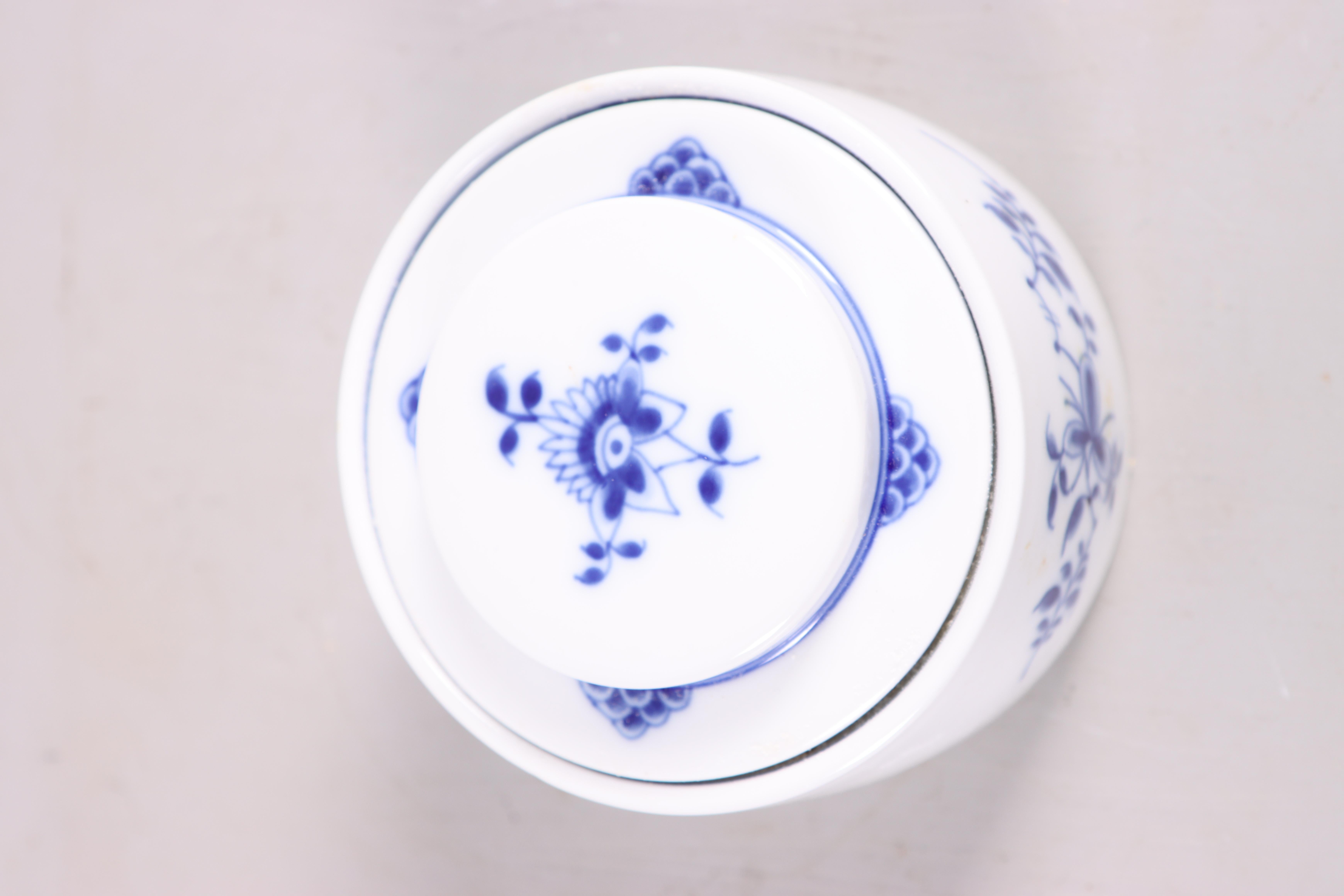 Royal Copenhagen Modell 5024 Classic Blau geriffelt Bonbonniere. im Zustand „Gut“ im Angebot in Lejre, DK