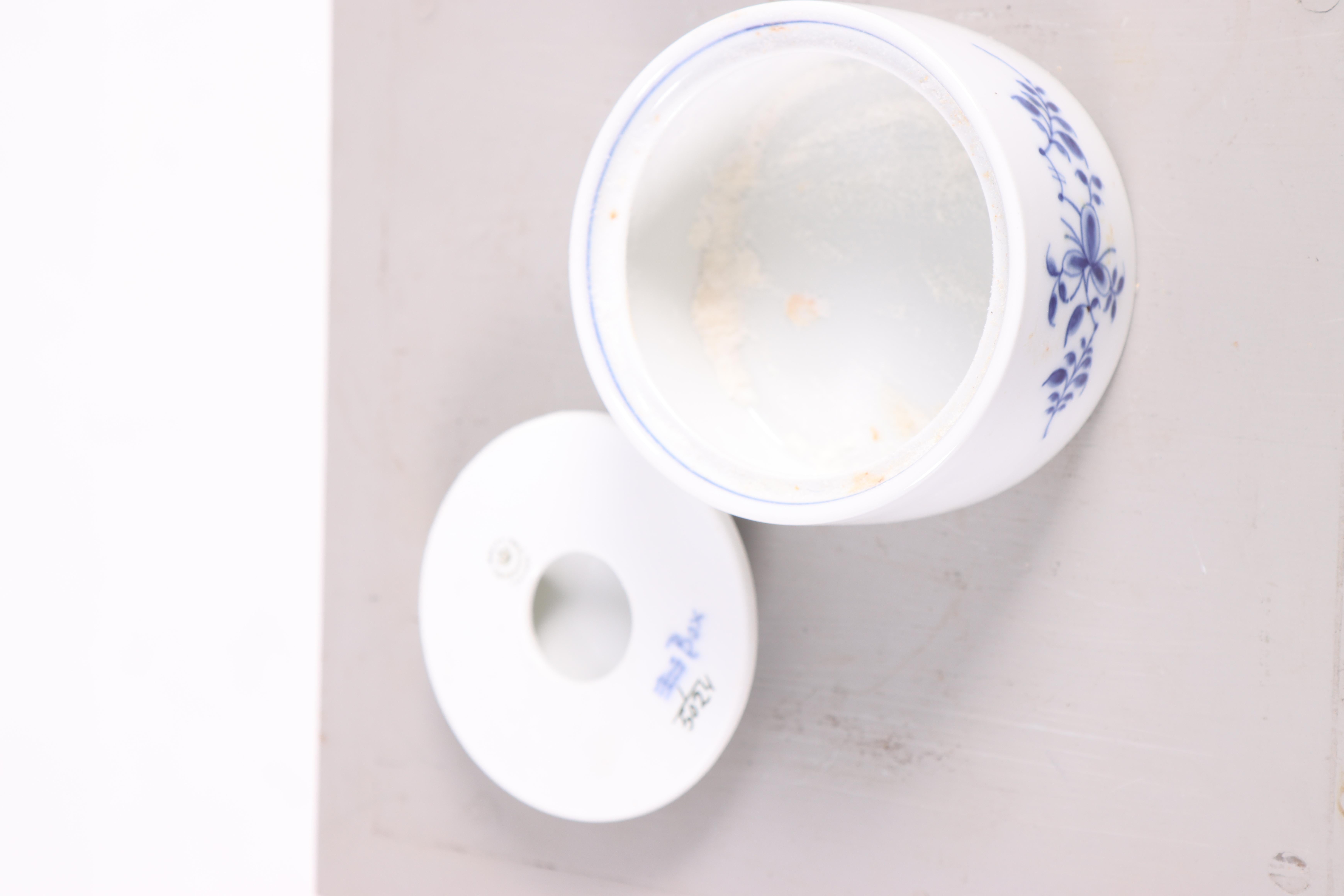 Royal Copenhagen Modell 5024 Classic Blau geriffelt Bonbonniere. (Frühes 20. Jahrhundert) im Angebot