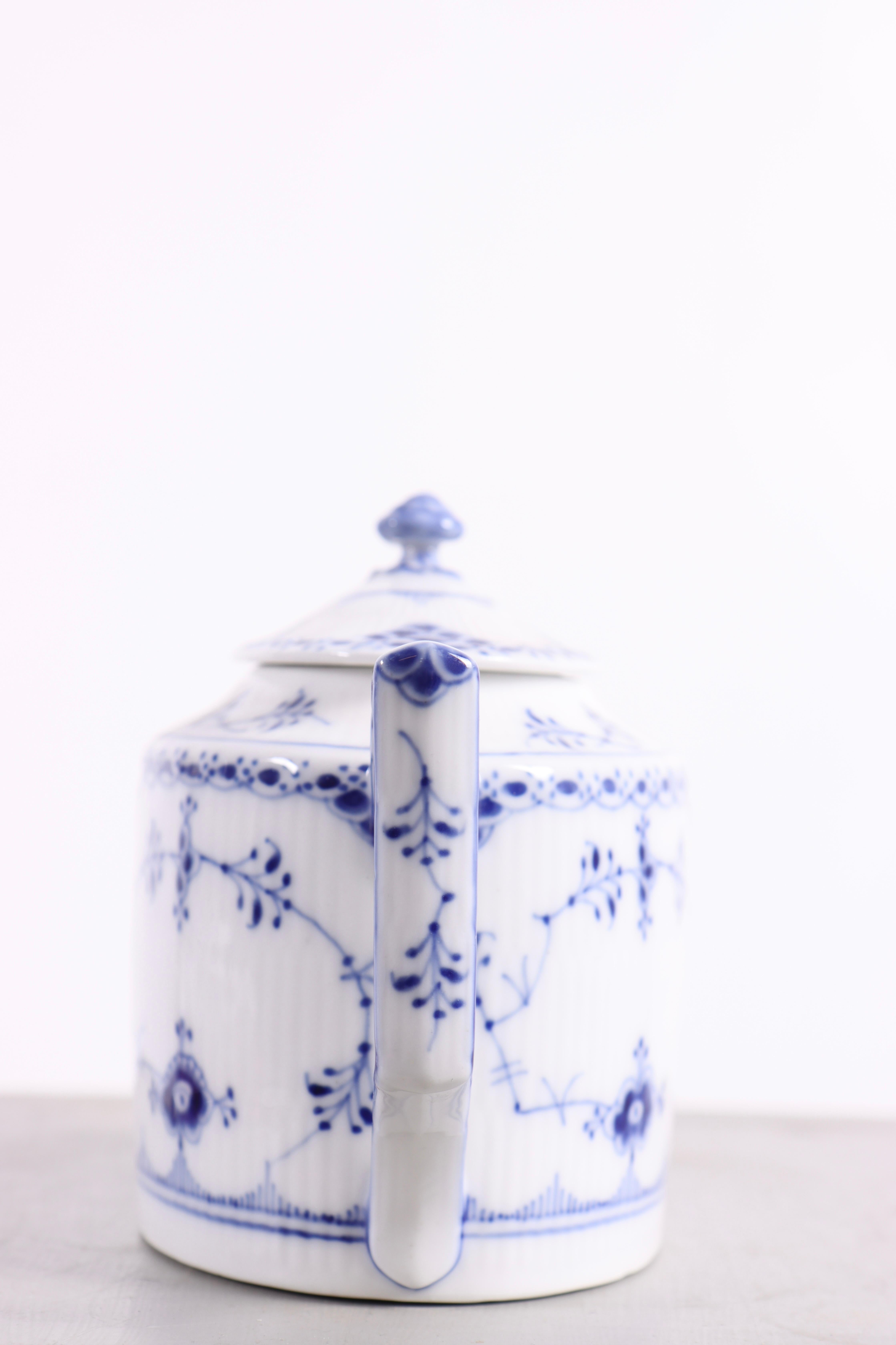 Scandinave moderne Théière cannelée Royal Copenhagen modèle 684 Classic Blue. en vente
