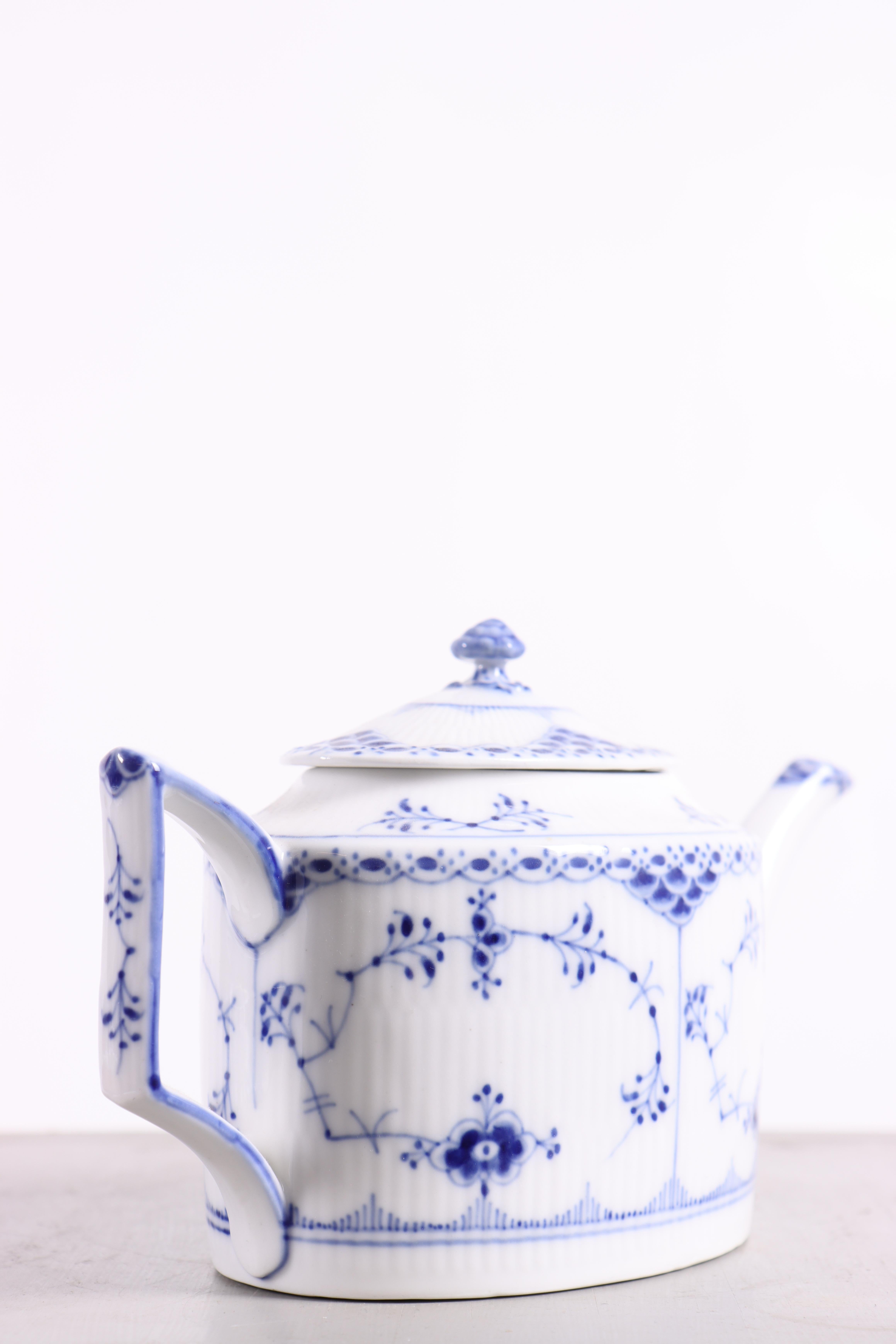 Scandinave Théière cannelée Royal Copenhagen modèle 684 Classic Blue. en vente