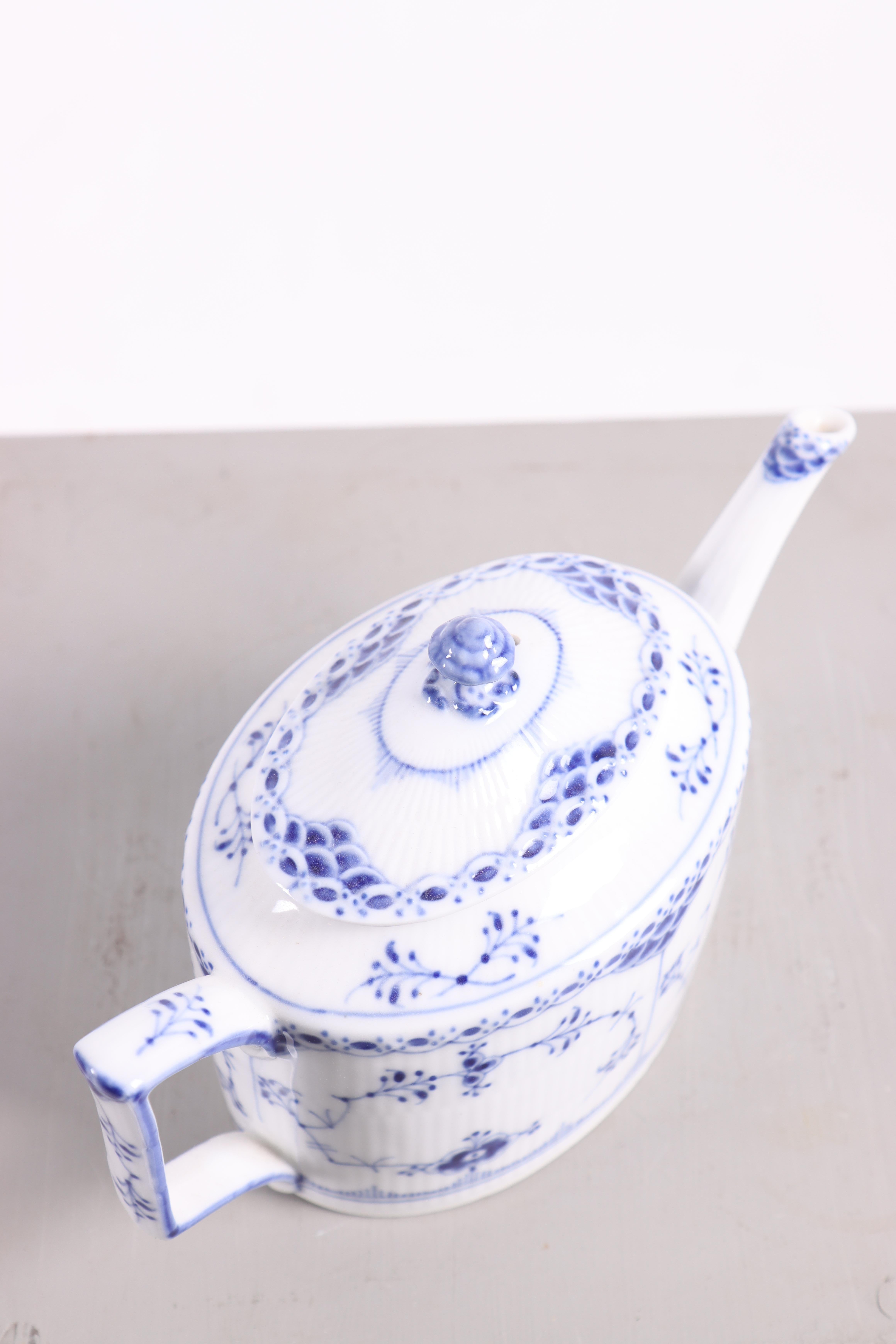 Théière cannelée Royal Copenhagen modèle 684 Classic Blue. Bon état - En vente à Lejre, DK