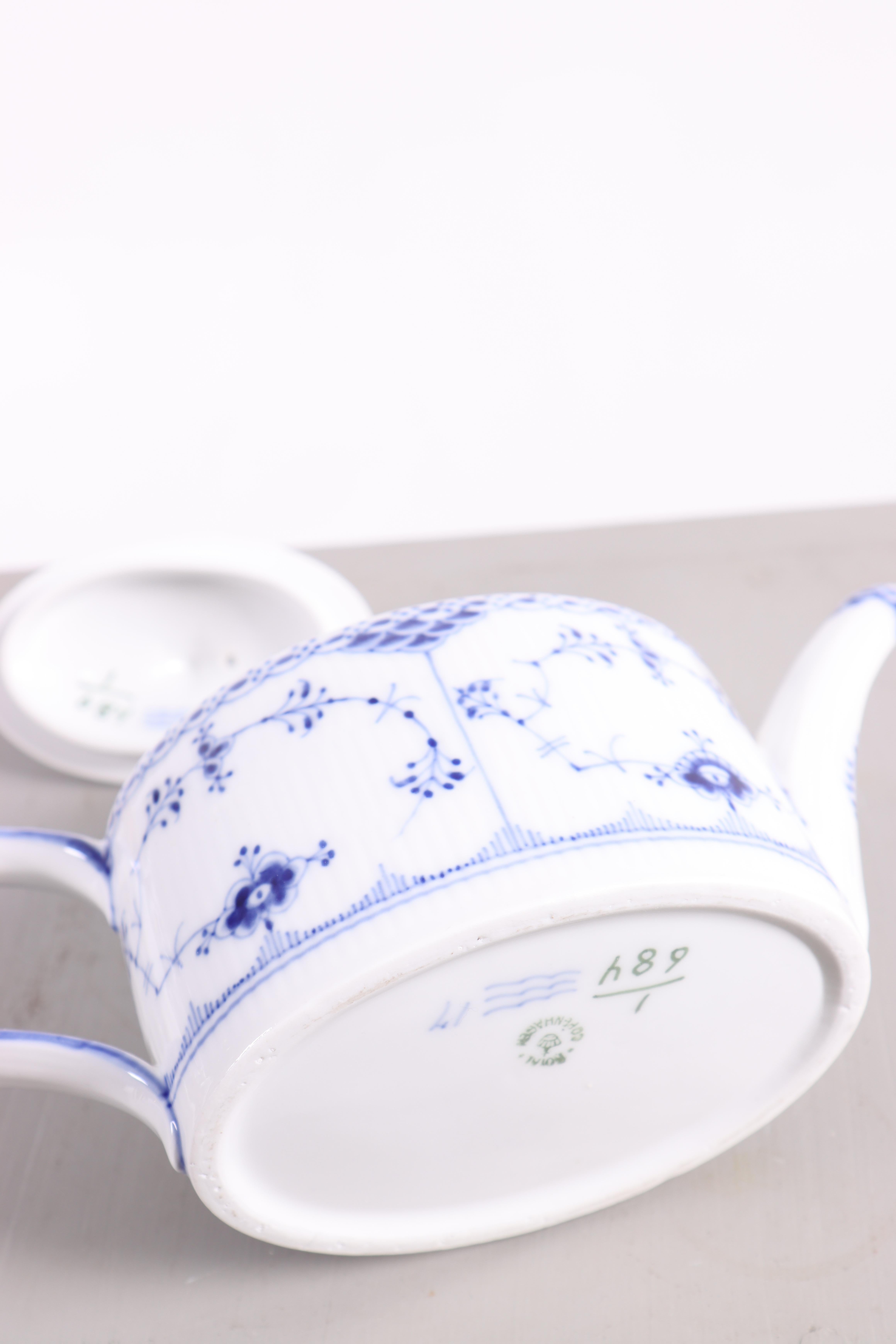 Milieu du XXe siècle Théière cannelée Royal Copenhagen modèle 684 Classic Blue. en vente