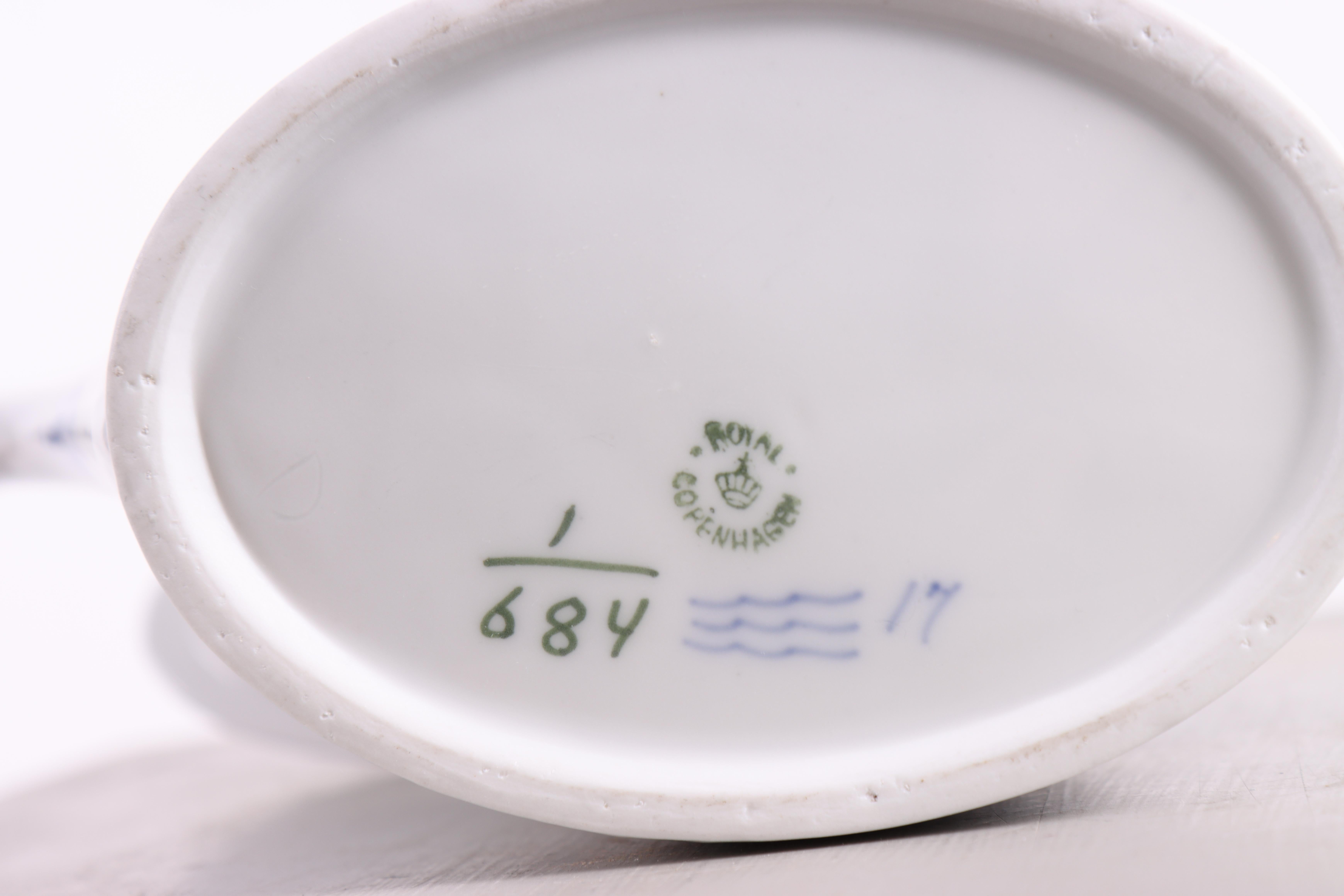 Porcelaine Théière cannelée Royal Copenhagen modèle 684 Classic Blue. en vente