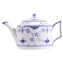 Tetera acanalada azul clásica Modelo 684 de Royal Copenhagen.
