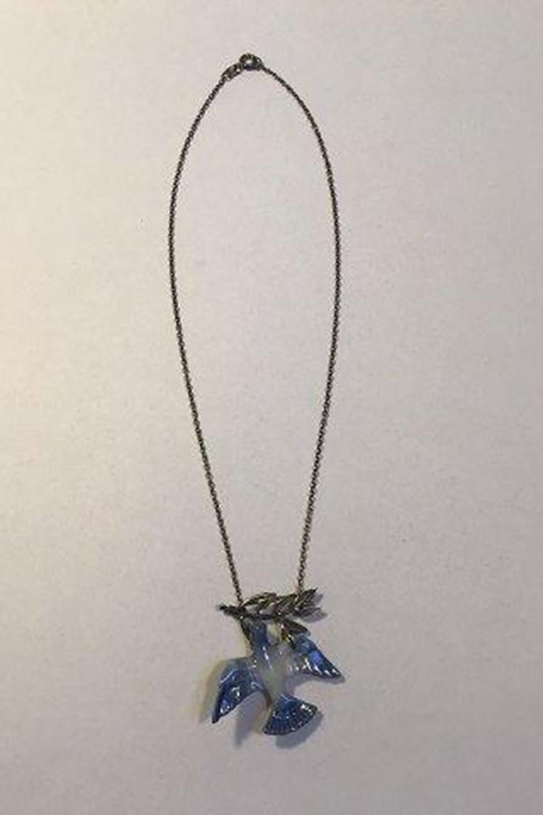 Royal Copenhagen necklace with sterling silver foliage and dove of porcelain.

Measures 40 cm(15 3/4 in).