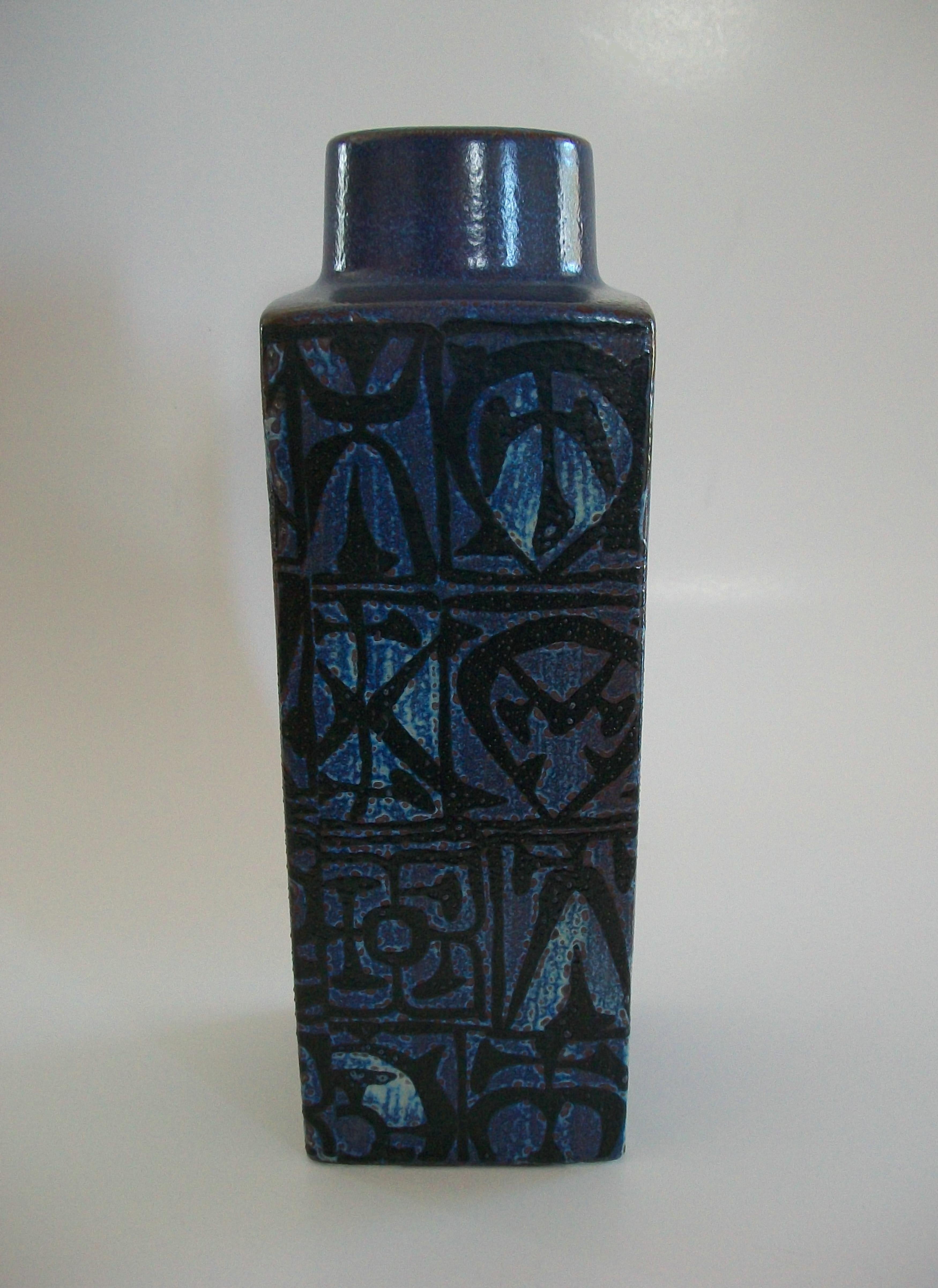 ROYAL COPENHAGEN - Nils Thorsson - Baca Series Fajance Vase - Denmark - C.1970's In Good Condition For Sale In Chatham, ON