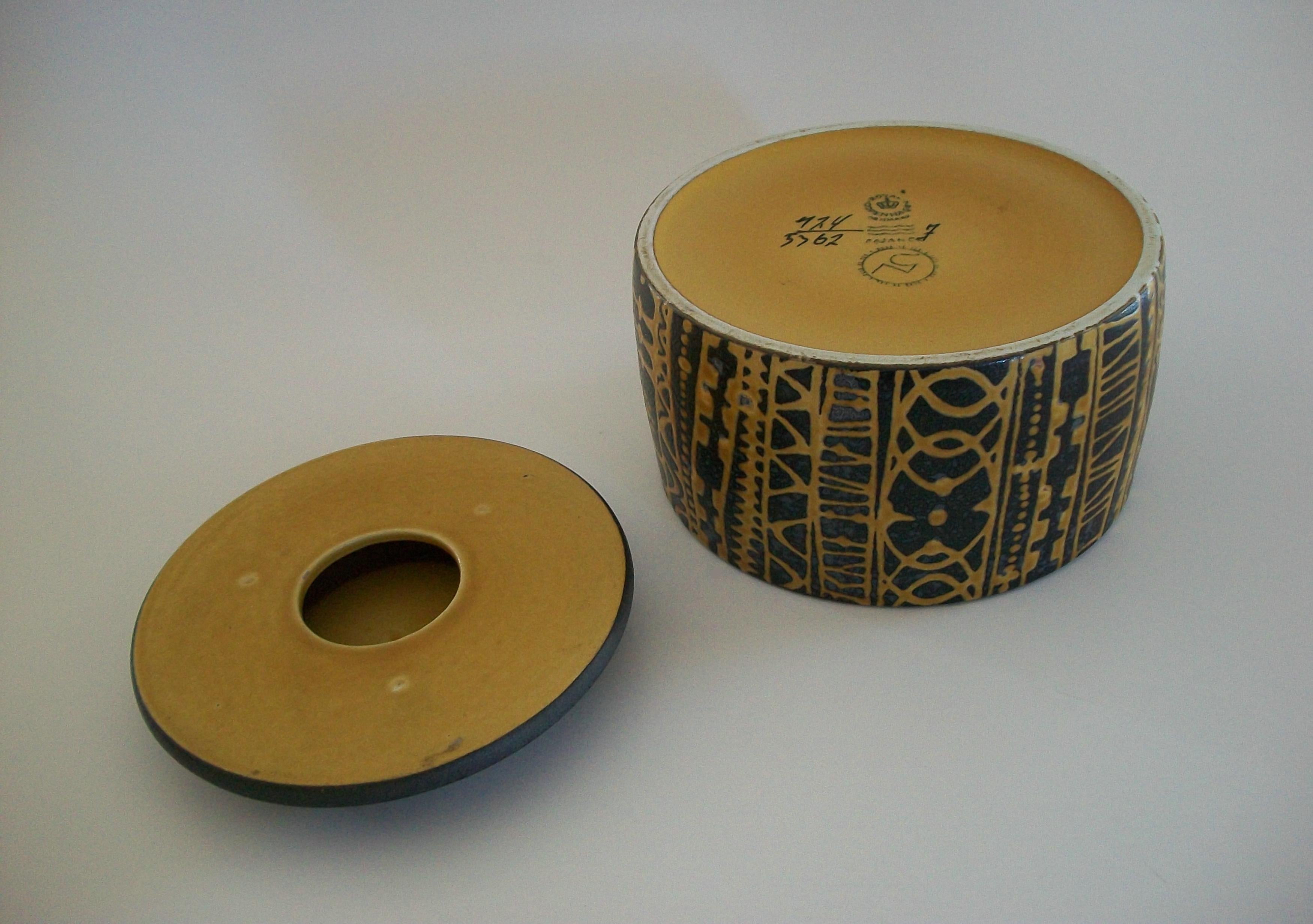 ROYAL COPENHAGEN - Nils Thorsson - Mid Century Fajance Jar - Denmark - C. 1970's For Sale 4