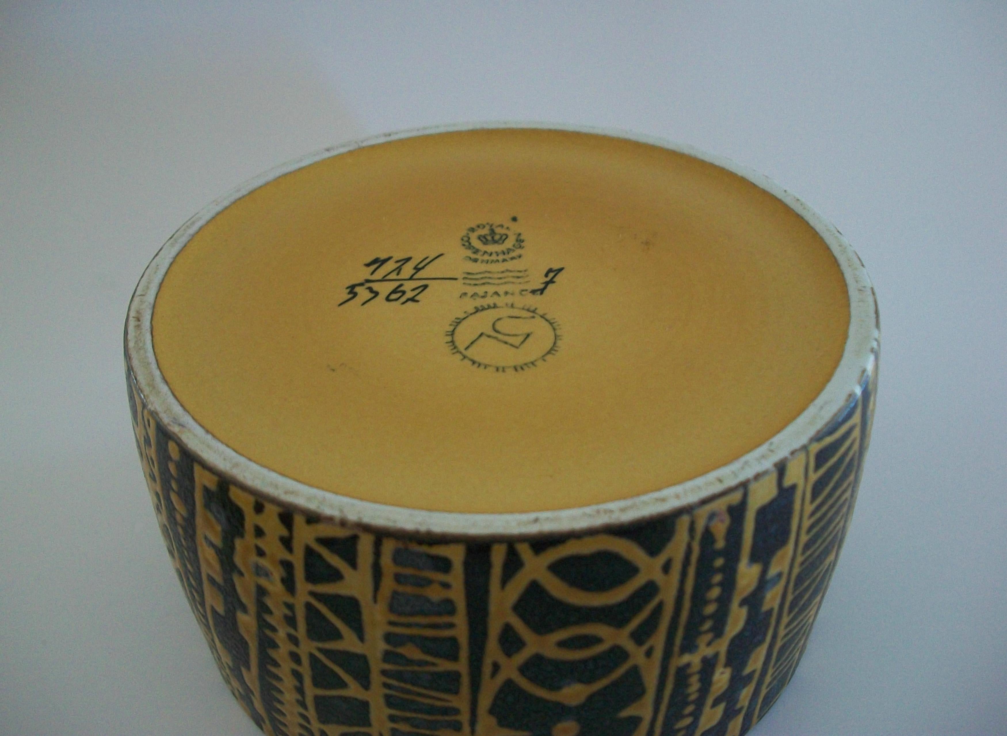ROYAL COPENHAGEN - Nils Thorsson - Mid Century Fajance Jar - Denmark - C. 1970's For Sale 5