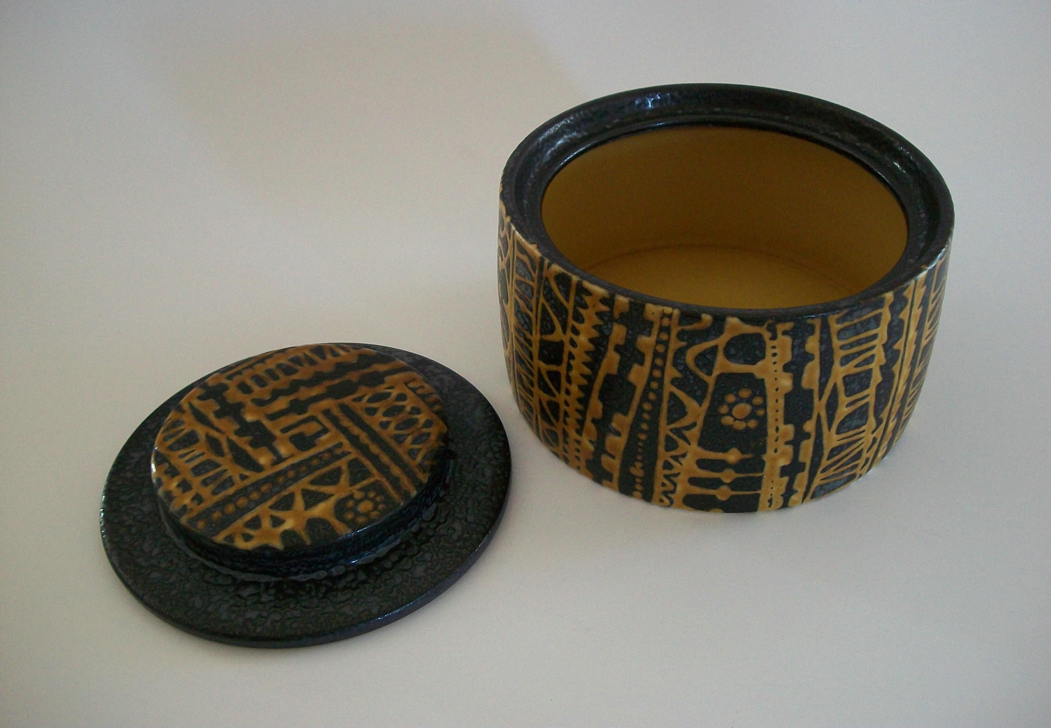 ROYAL COPENHAGEN - Nils Thorsson - Mid Century Fajance Jar - Denmark - C. 1970's In Good Condition For Sale In Chatham, ON