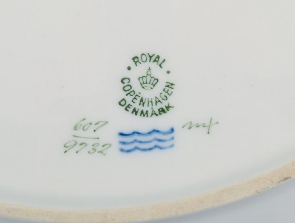 Mid-20th Century Royal Copenhagen no. 607. Round serving dish in porcelain. For Sale