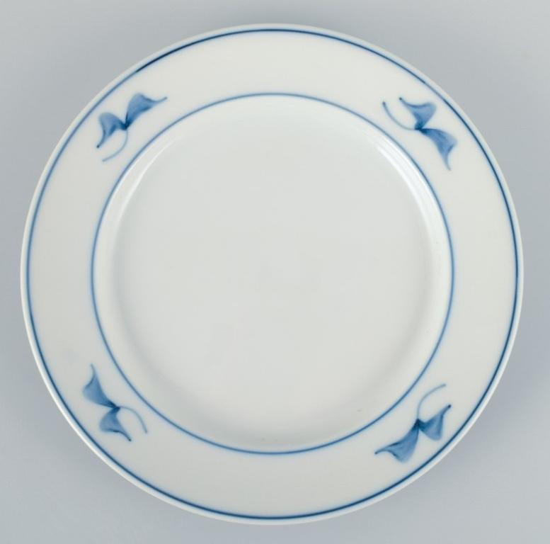 Royal Copenhagen, Noblesse, a set of eight hand-painted plates.
Model: 112/15137.
Dating from 1980-1984.
Perfect condition.
Second factory quality.
Dimensions: Diameter 17.0 cm.
