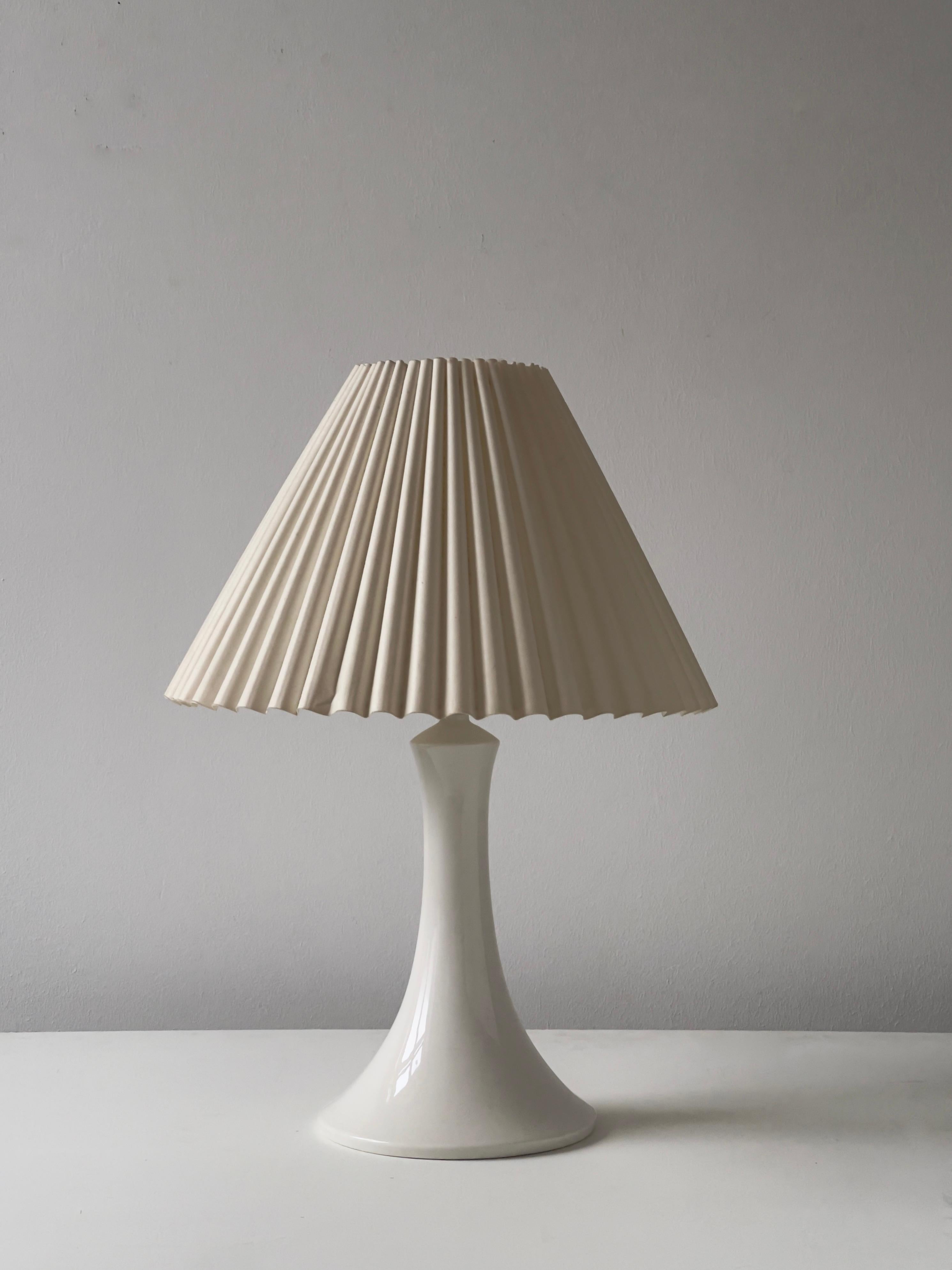 Royal Copenhagen, Original Table Lamp, White Glazed Porcelain, Denmark 1960s In Good Condition For Sale In København K, 84