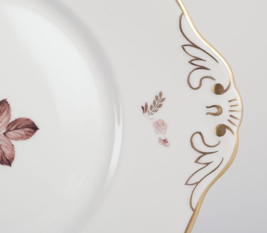 Fine XX secolo Royal Copenhagen, oval Brown Rose cake dish in porcelain. in vendita