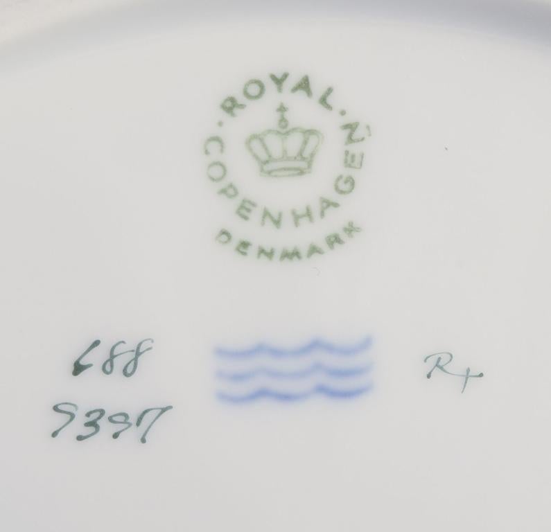 Porcellana Royal Copenhagen, oval Brown Rose cake dish in porcelain. in vendita