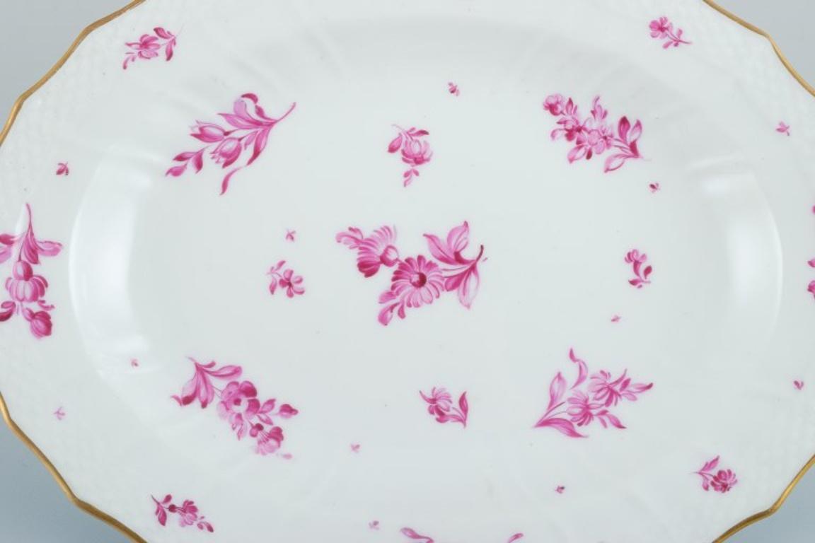 Royal Copenhagen, ovale Servierplatte, handbemalt mit violetten Blumen und Goldrand.
Ca. 1900.
Erste Fabrikqualität.
Markiert.
In ausgezeichnetem Zustand.
Abmessungen: L 31,6 x T 24,5 cm.
